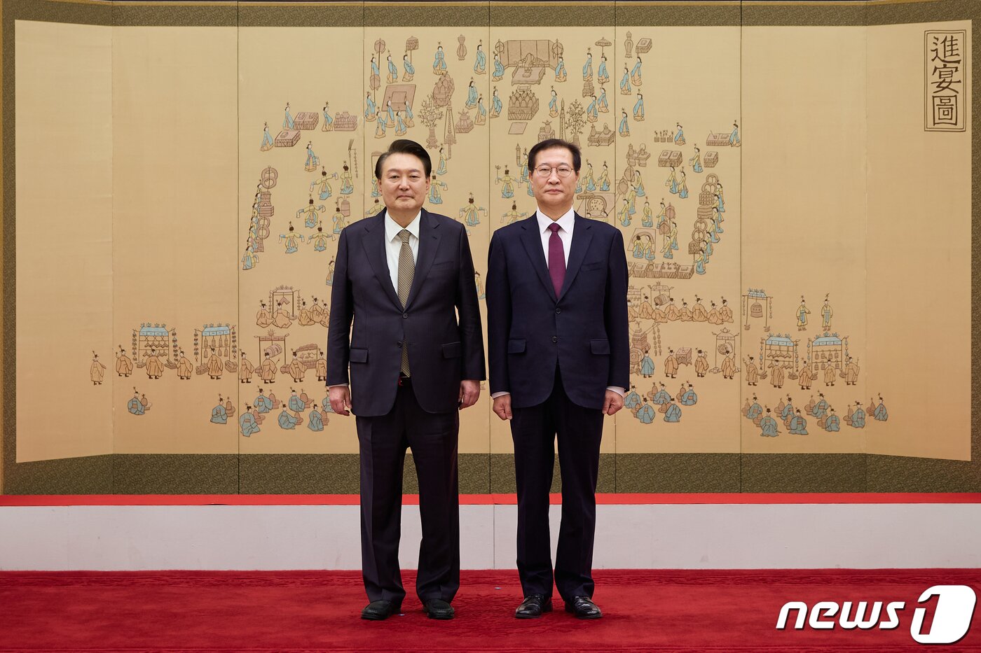 본문 이미지 - 윤석열 대통령이 20일 용산 대통령실 청사에서 박성재 법무부 장관에게 임명장을 수여한 후 기념촬영을 하고 있다. (대통령실 제공) 2024.2.20 ⓒ 뉴스1 오대일 기자