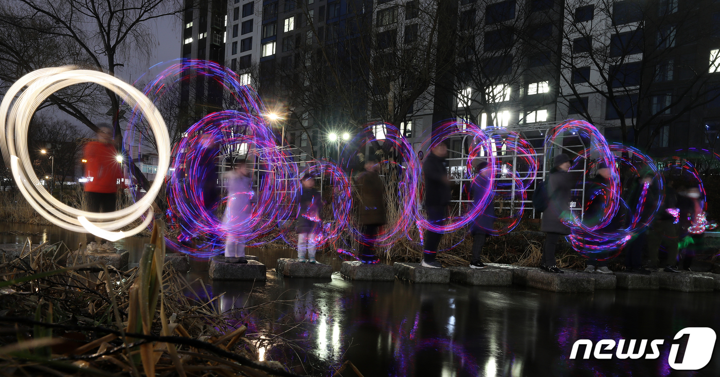 (서울=뉴스1) 이승배 기자 = 서울 송파구 환경 단체인 푸른 환경 운동본부, 자연보호송파구협의회 등 구성원들이 20일 오후 서울 송파구 성내천 물빛광장에서 패트평과 LED조명을 …