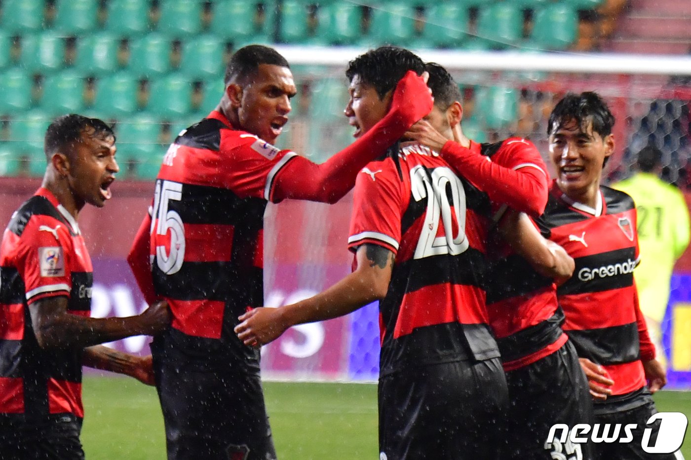 본문 이미지 - 20일 오후 경북 포항스틸야드에서 열린 '2023-2024 아시아축구연맹(AFC) 챔피언스리그(ACL)' 16강 2차전 포항스틸러스와 전북 현대의 경기 전반 포항 박찬용이 선취골을 성공 시킨 후 기뻐하고 있다.2024.2.20/뉴스1 ⓒ News1 최창호 기자