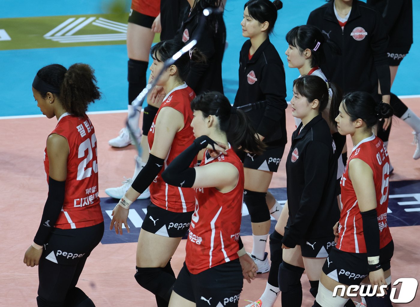 본문 이미지 - 20일 오후 인천 삼산월드체육관에서 열린 여자프로배구 '2023-2024 도드람 V리그' 흥국생명과 페퍼저축은행의 경기에서 세트 스코어 1대3으로 패배한 페퍼저축은행 선수들이 아쉬워하고 있다. 2024.2.20/뉴스1 ⓒ News1 이재명 기자