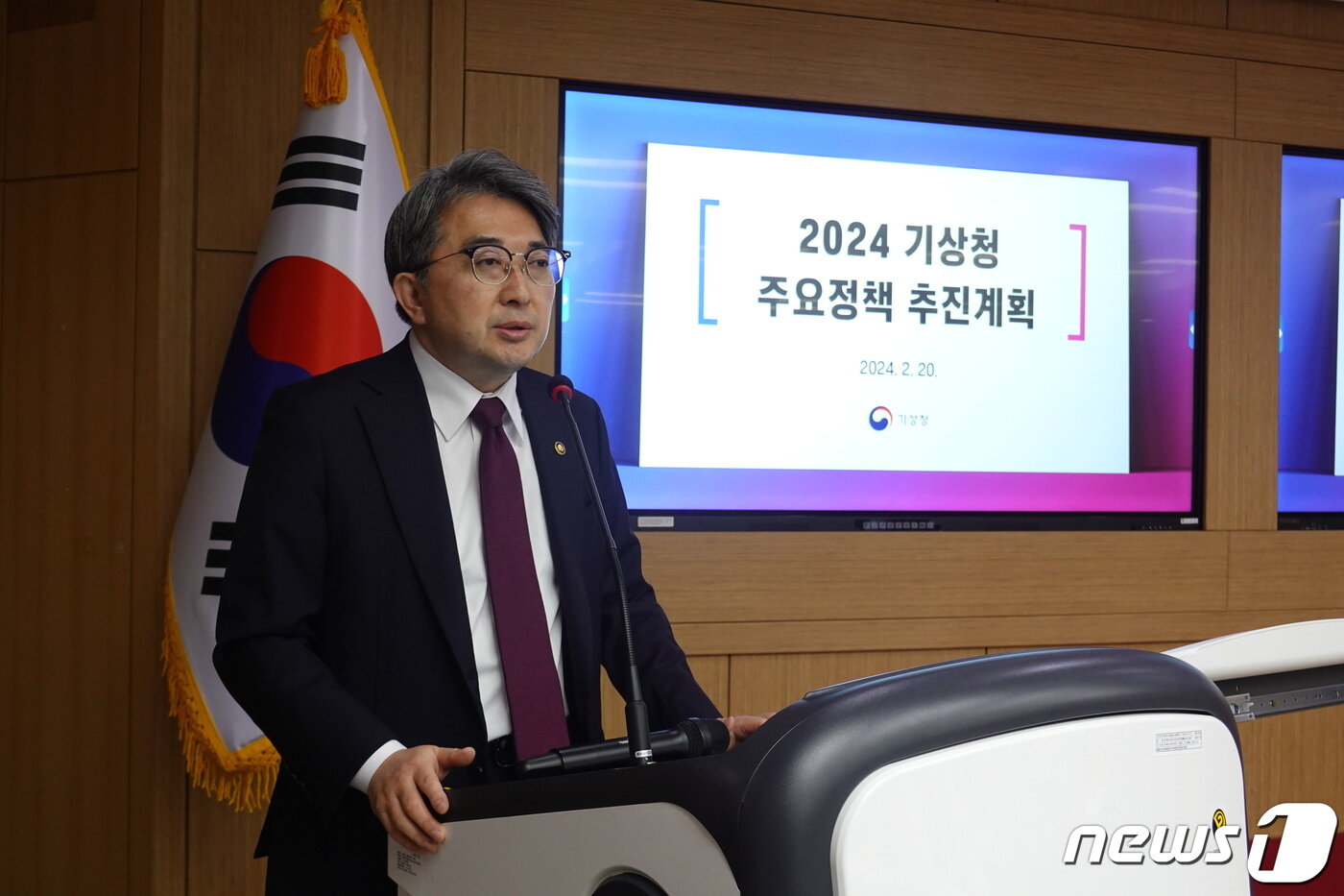 본문 이미지 - 유희동 기상청장이 20일 서울 동작구 신대방동 기상청 서울청사에서 올해 업무계획에 대해 설명하고 있다. ⓒ 뉴스1 황덕현 기자