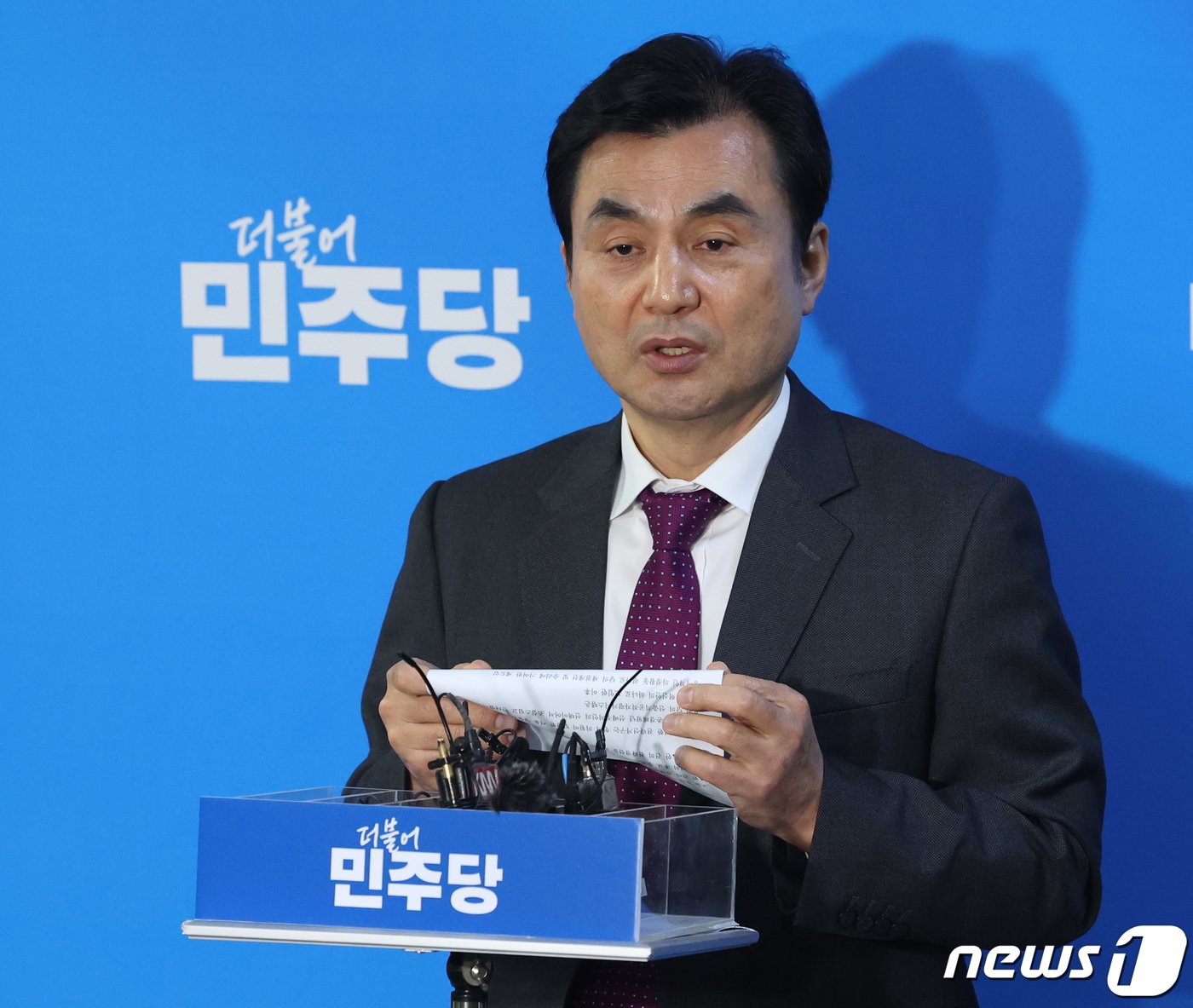 본문 이미지 - 안규백 더불어민주당 전략공천관리위원장이 21일 서울 여의도 국회에서 제5차 전략공관위 회의결과 브리핑을 하고 있다. 2024.2.21/뉴스1 ⓒ News1 송원영 기자