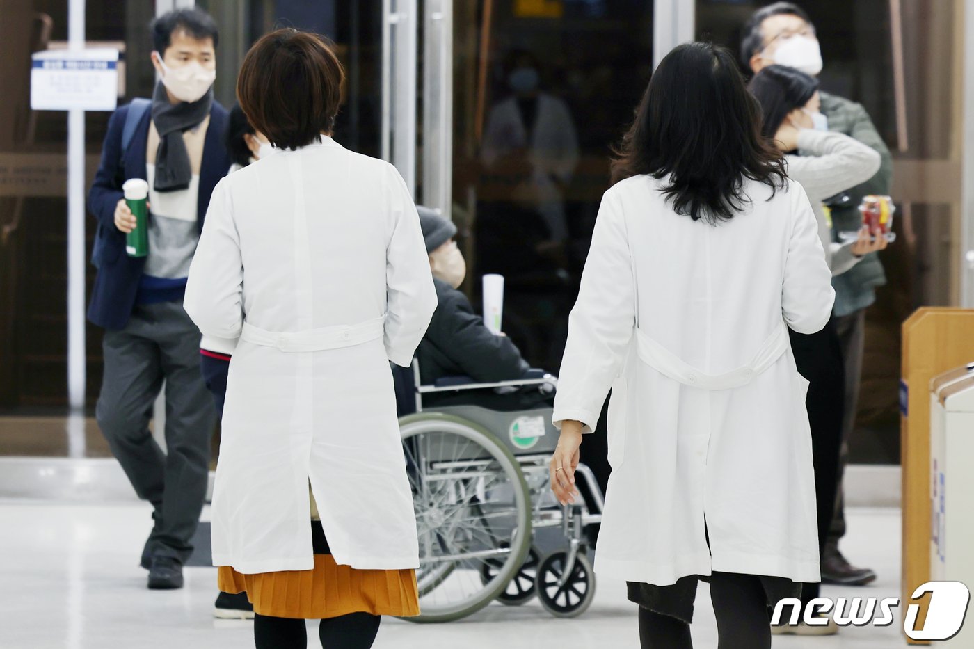 본문 이미지 - 정부의 의대 정원 확대에 반발하는 전공의(인턴·레지던트)들의 집단 진료거부로 인해 의료대란이 우려되고 있는 21일 서울의 한 대학병원에서 의료진이 걸음을 옮기고 있다. 2024.2.21/뉴스1 ⓒ News1 민경석 기자