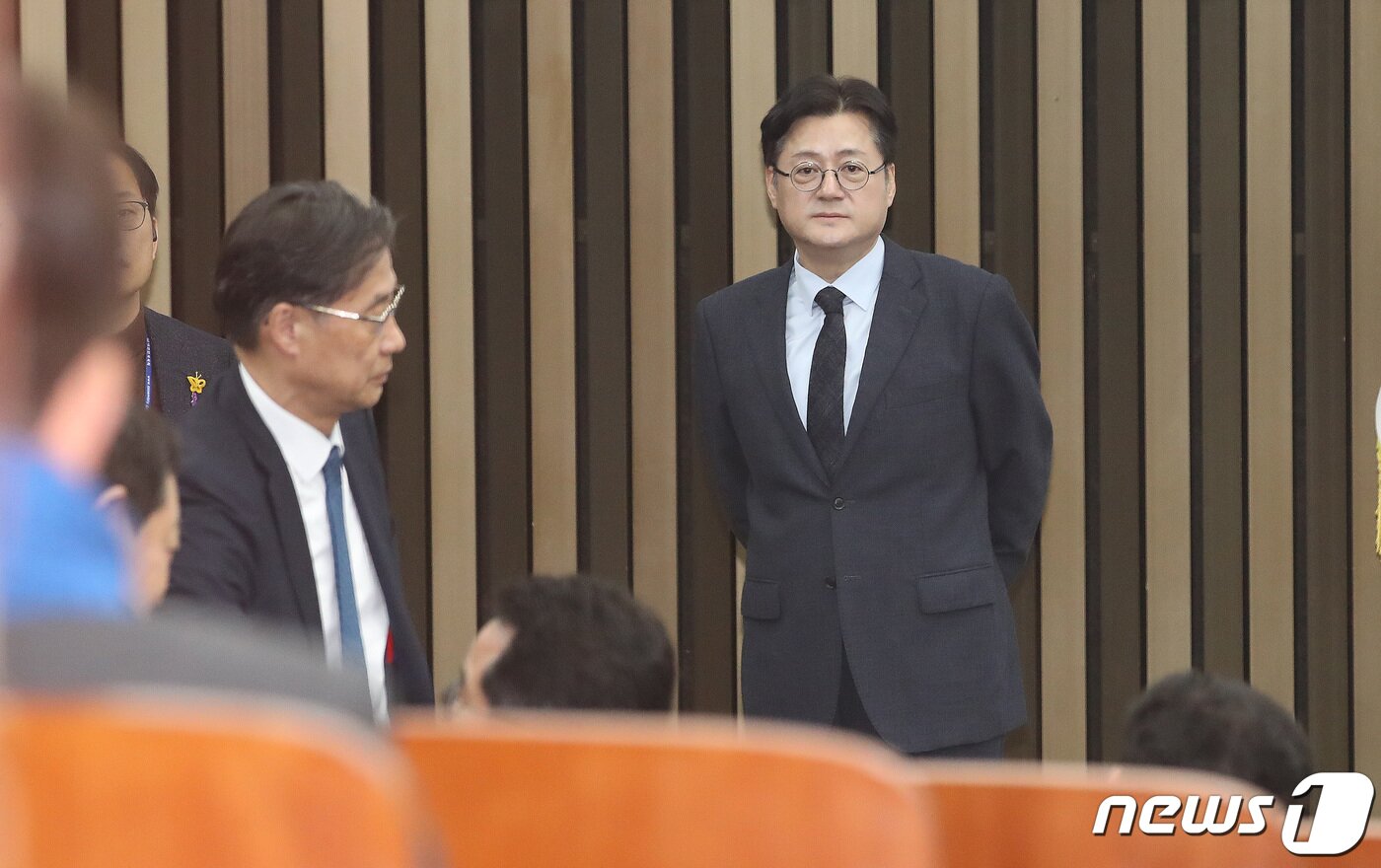 본문 이미지 - 홍익표 더불어민주당 원내대표가 21일 오전 서울 여의도 국회에서 열린 비공개 의원총회에 참석하고 있다. 2024.2.21/뉴스1 ⓒ News1 임세영 기자