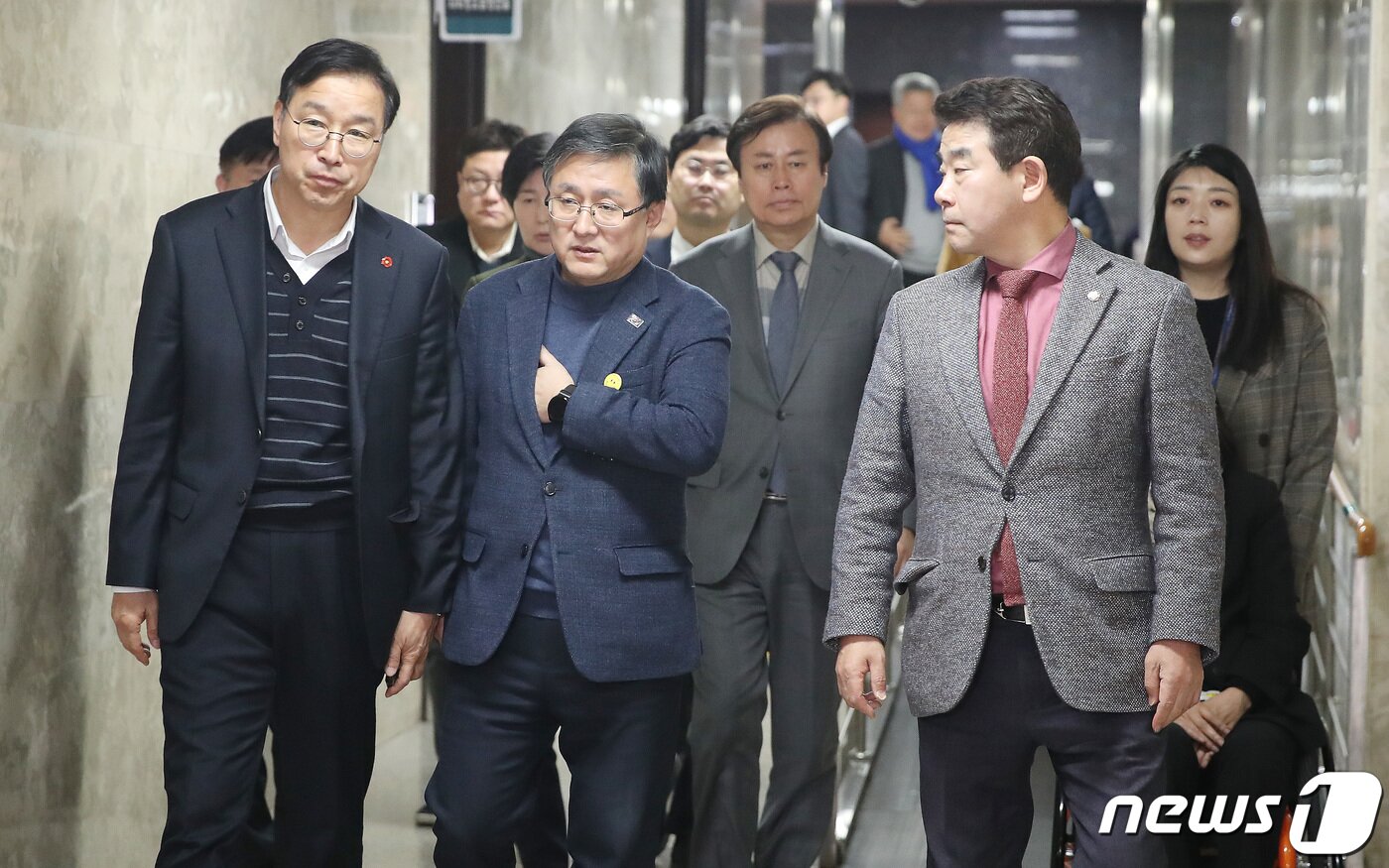 본문 이미지 - 더불어민주당 의원들이 21일 오전 서울 여의도 국회에서 열린 비공개 의원총회에 참석하고 있다. 2024.2.21/뉴스1 ⓒ News1 임세영 기자
