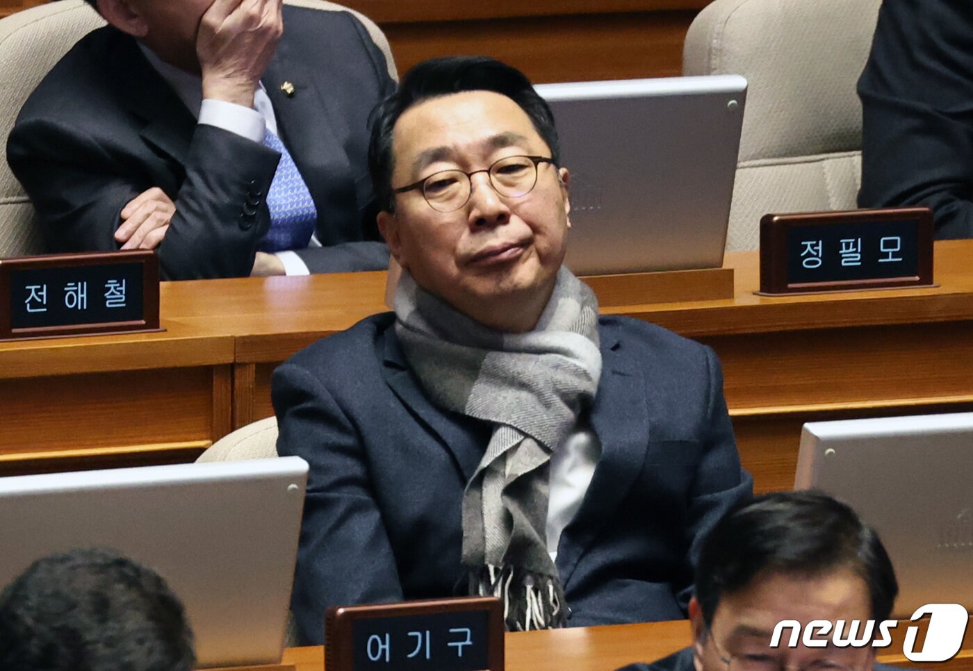 본문 이미지 - 윤영찬 더불어민주당 의원이 21일 오전 서울 여의도 국회에서 열린 본회의에 자리하고 있다. 2024.2.21/뉴스1 ⓒ News1 구윤성 기자