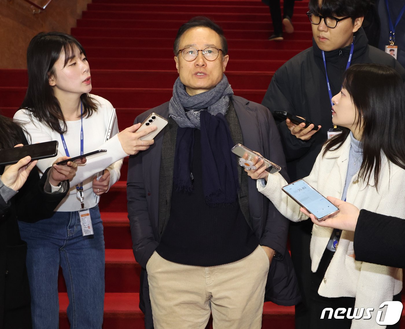 본문 이미지 - 홍영표 더불어민주당 의원이 21일 서울 여의도 국회 본회의장에서 열린 제413회국회(임시회) 3차 본회의를 마치고 취재진의 질문을 받고 있다. 2024.2.21/뉴스1 ⓒ News1 송원영 기자