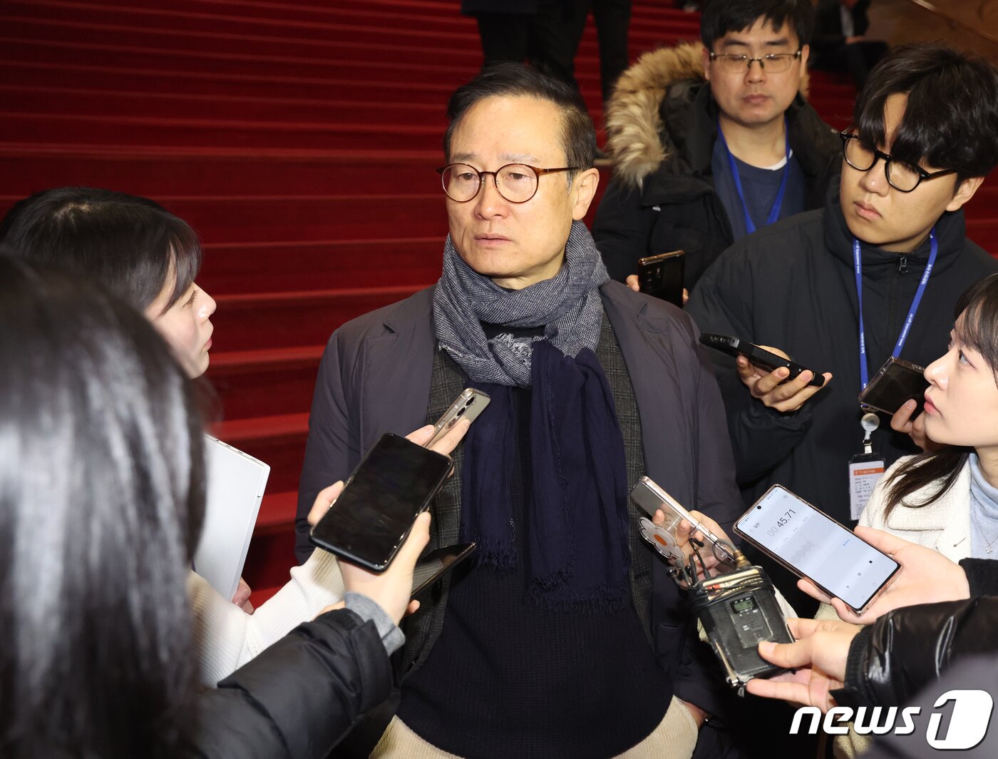 본문 이미지 - 홍영표 더불어민주당 의원이 21일 서울 여의도 국회 본회의장에서 열린 제413회국회(임시회) 3차 본회의를 마치고 취재진의 질문을 받고 있다. 2024.2.21/뉴스1 ⓒ News1 송원영 기자