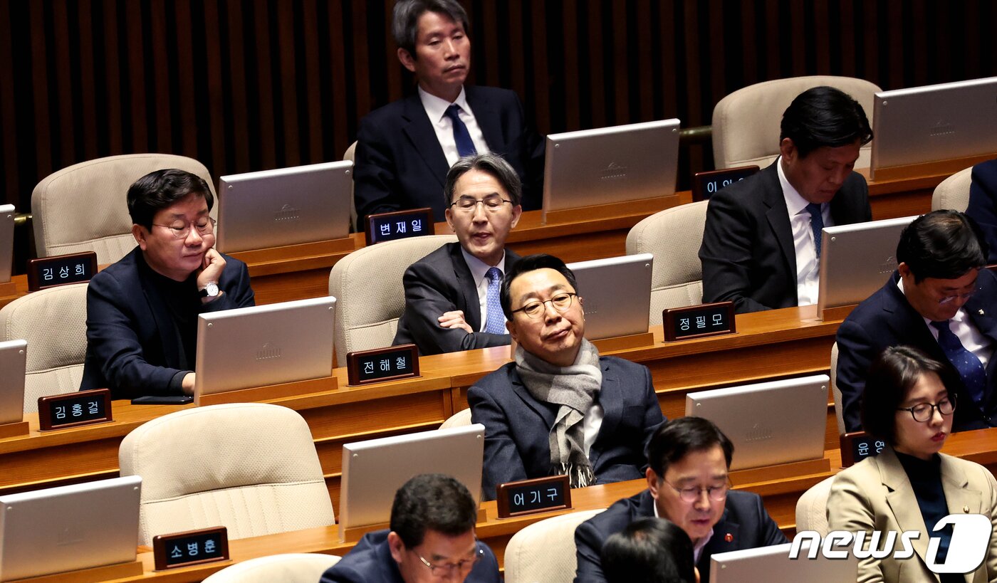 본문 이미지 - 윤영찬, 전해철, 이인영 등 친문계 더불어민주당 의원들이 21일 오전 서울 여의도 국회에서 열린 본회의에 자리하고 있다. 2024.2.21/뉴스1 ⓒ News1 구윤성 기자