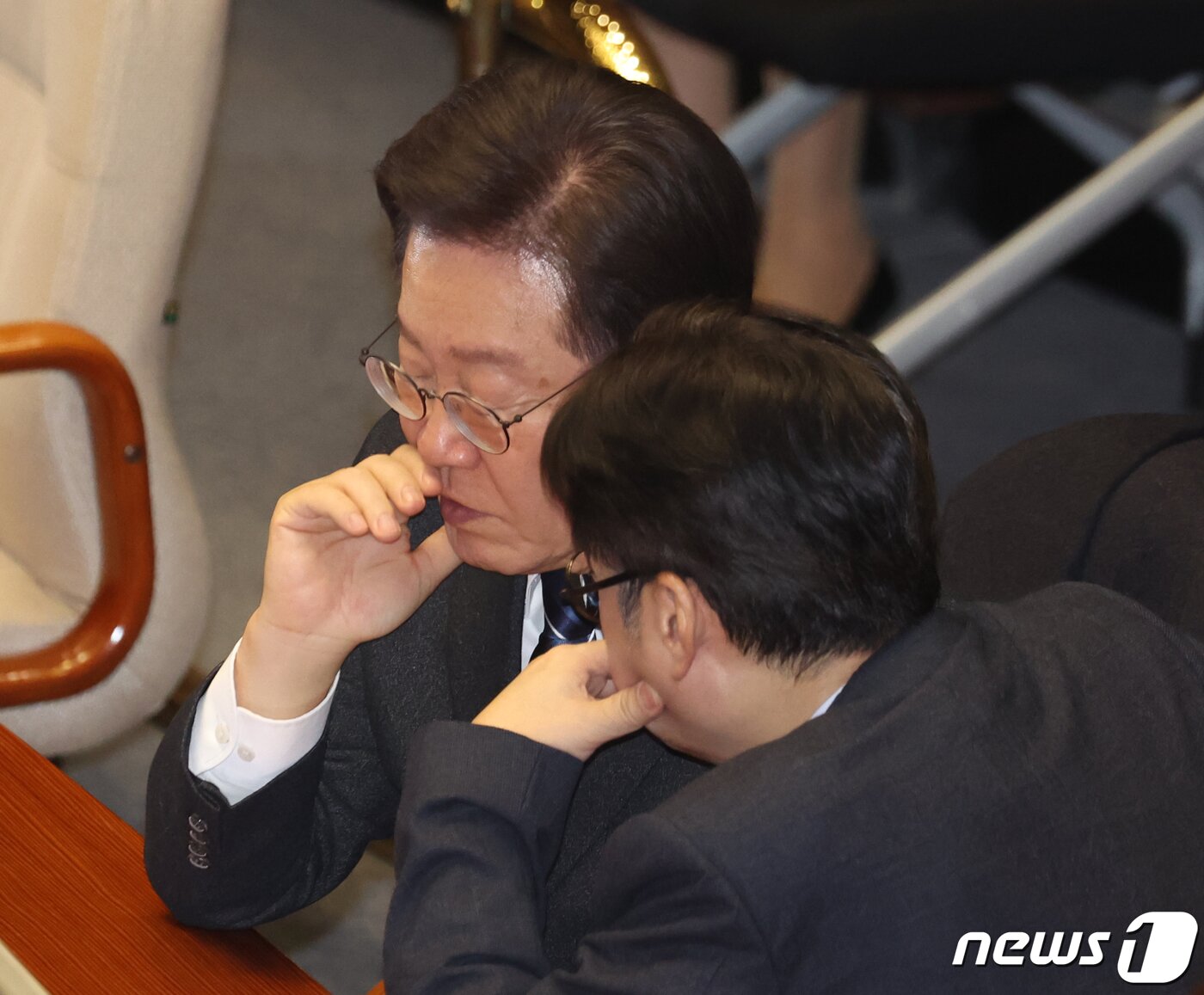 본문 이미지 - 이재명 더불어민주당 대표와 홍익표 원내대표가 21일 서울 여의도 국회 본회의장에서 열린 제413회국회(임시회) 3차 본회의에서 대화를 하고 있다. 2024.2.21/뉴스1 ⓒ News1 송원영 기자