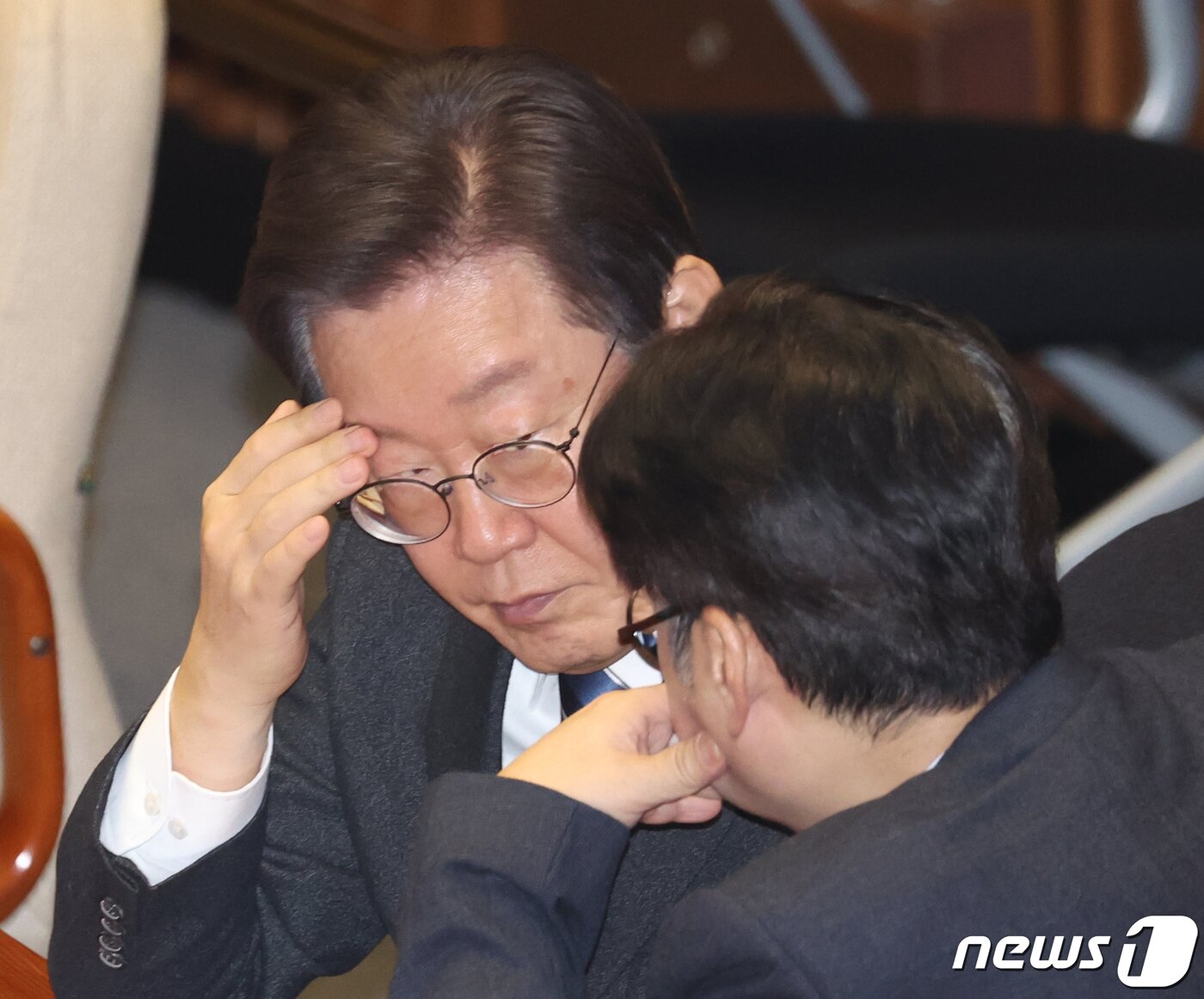본문 이미지 - 이재명 더불어민주당 대표와 홍익표 원내대표가 21일 서울 여의도 국회 본회의장에서 열린 제413회국회(임시회) 3차 본회의에서 대화를 하고 있다. 2024.2.21/뉴스1 ⓒ News1 송원영 기자