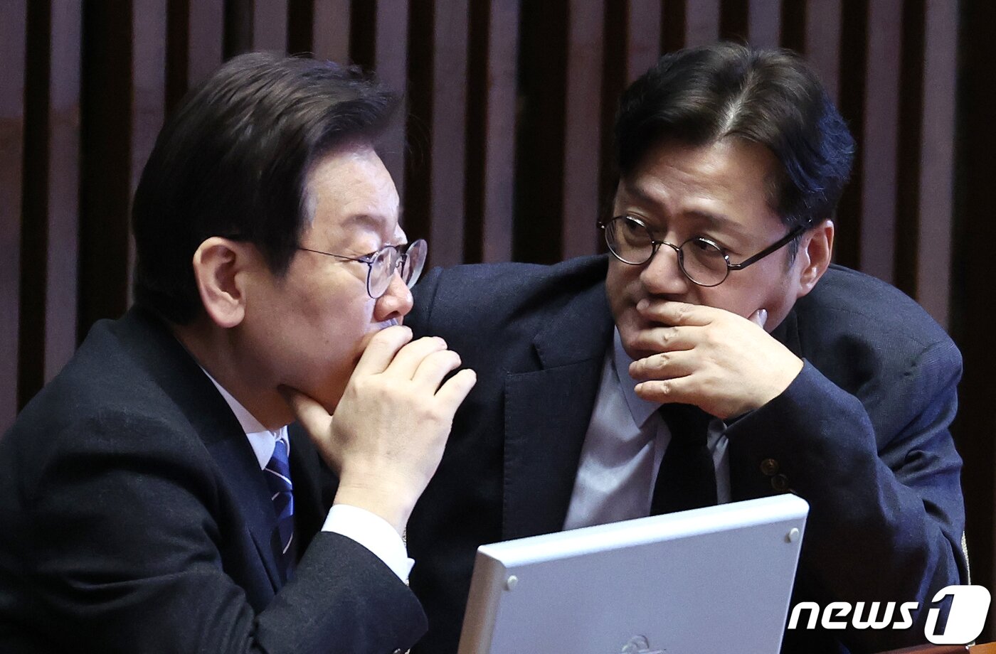 본문 이미지 - 더불어민주당 이재명 대표와 홍익표 원내대표가 21일 오전 서울 여의도 국회에서 열린 본회의에서 대화하고 있다. 2024.2.21/뉴스1 ⓒ News1 구윤성 기자