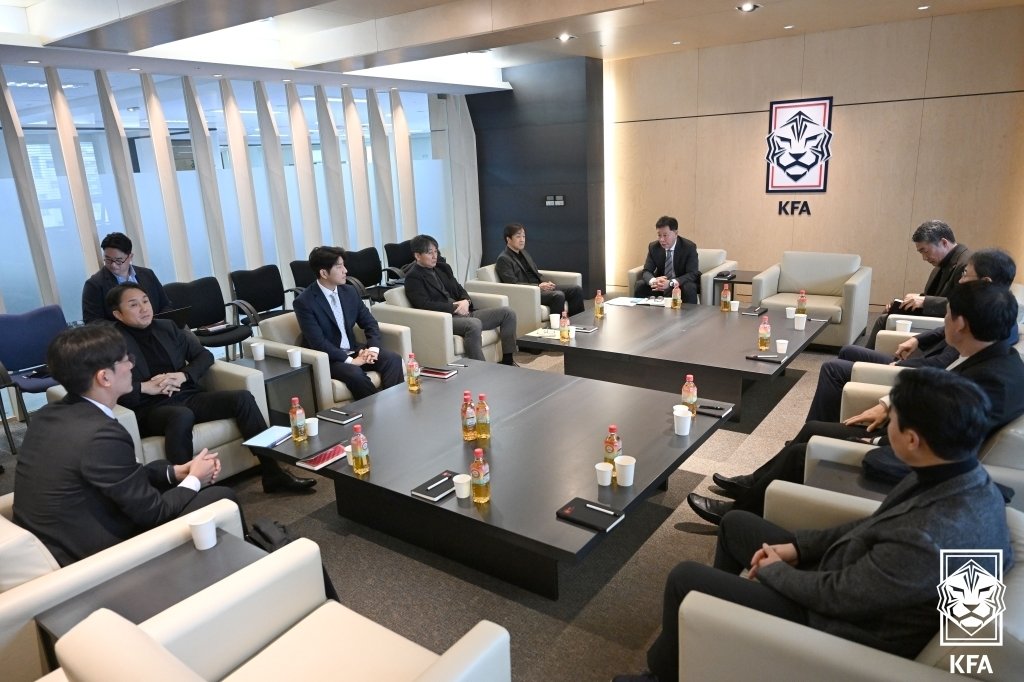 본문 이미지 - 정해성 신임 대한축구협회 국가대표전력강화위원장이 21일 서울 종로구 축구회관에서 1차 전력강화위원회 회의를 주재하고 있다.  (대한축구협회 제공) 2024.2.21/뉴스1