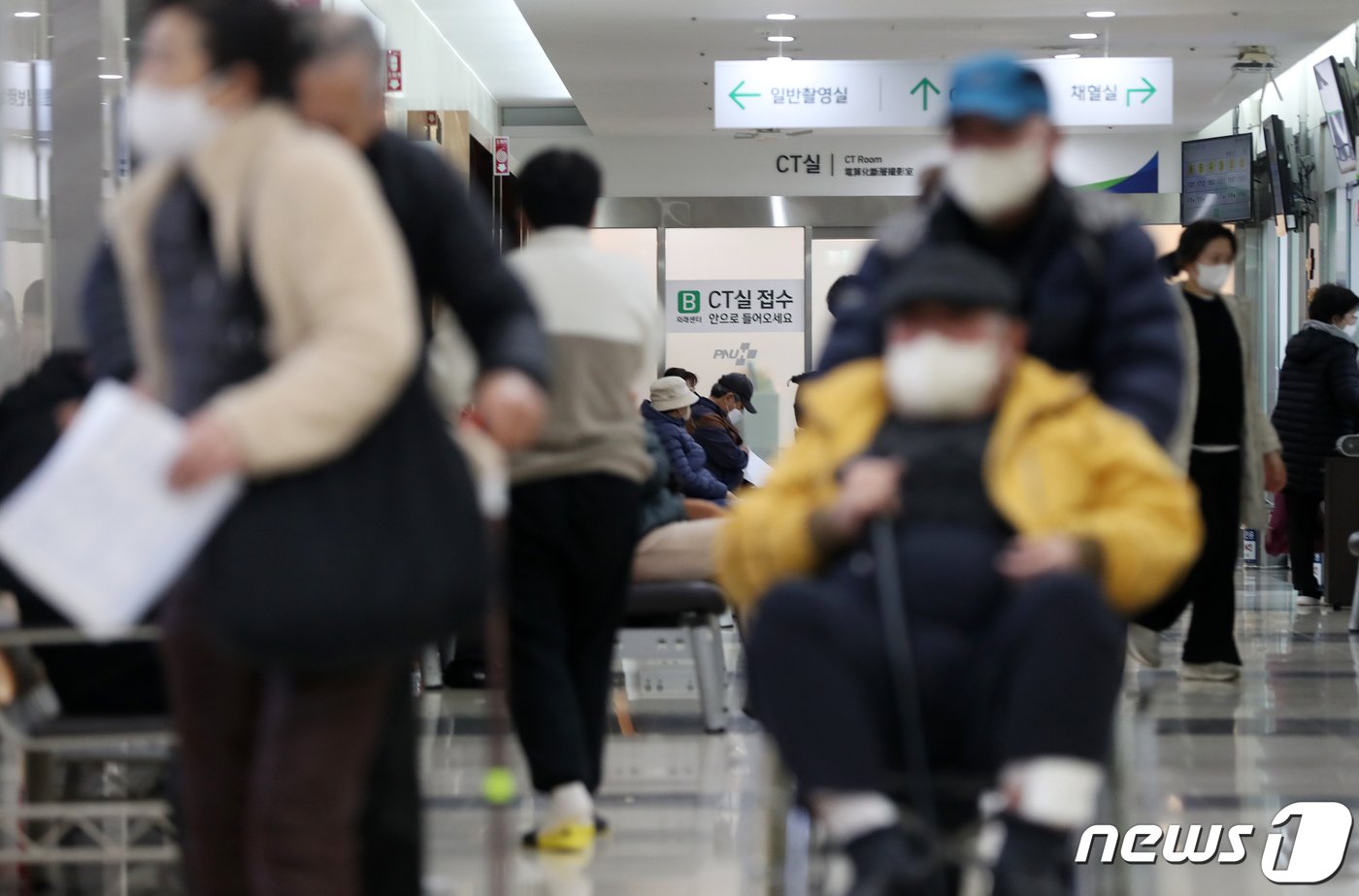 본문 이미지 - 정부의 의대 정원 확대에 반발하는 전공의들의 집단 사직과 진료거부로 인해 의료대란이 우려되고 있는 21일 부산 서구 부산대병원에서 환자와 보호자가 대기하고 있다. 2024.2.21/뉴스1 ⓒ News1 윤일지 기자
