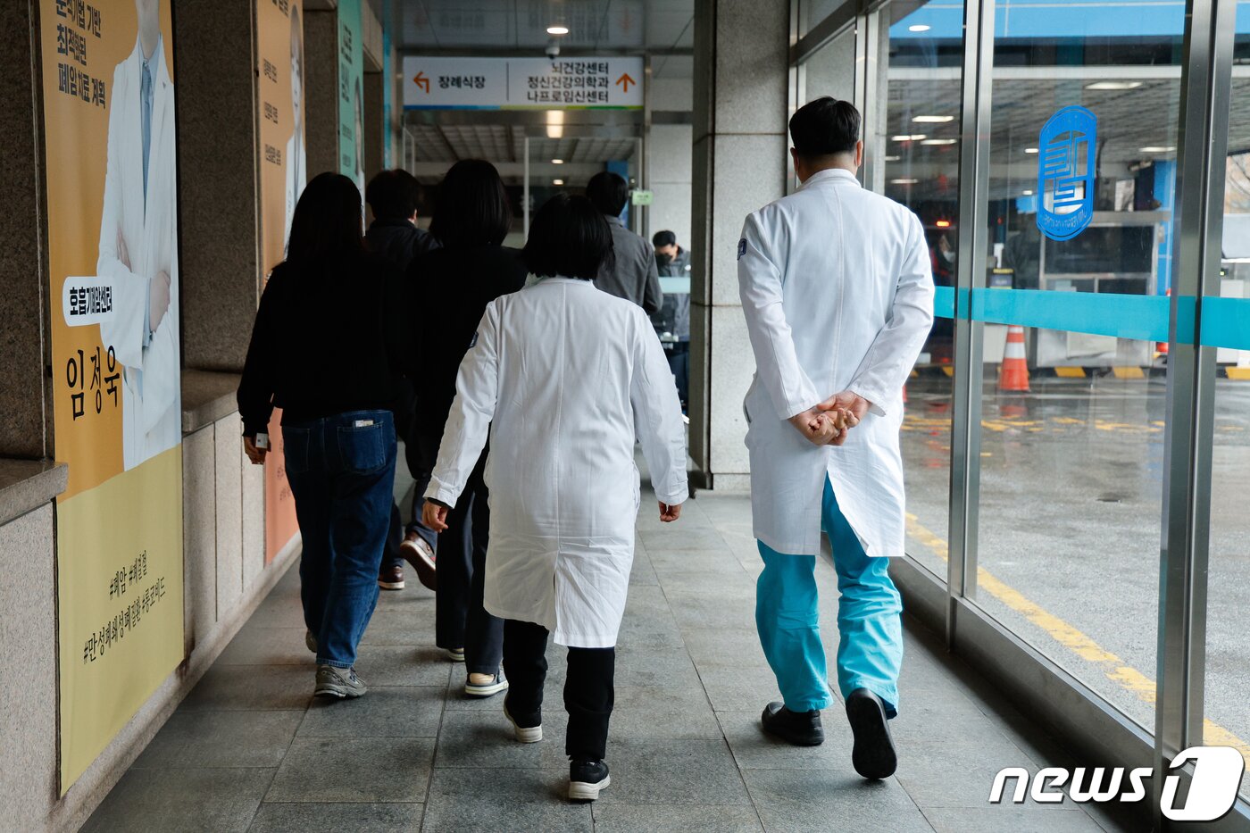 본문 이미지 - 정부의 의대 정원 확대에 반발해 주요 100개 수련병원 소속 전공의의 55% 수준인 6415명이 사직서를 제출한 것으로 집계된 21일 서울 시내 대학병원에서 의료진이 발걸음을 옮기고 있다. 2024.2.21/뉴스1 ⓒ News1 안은나 기자