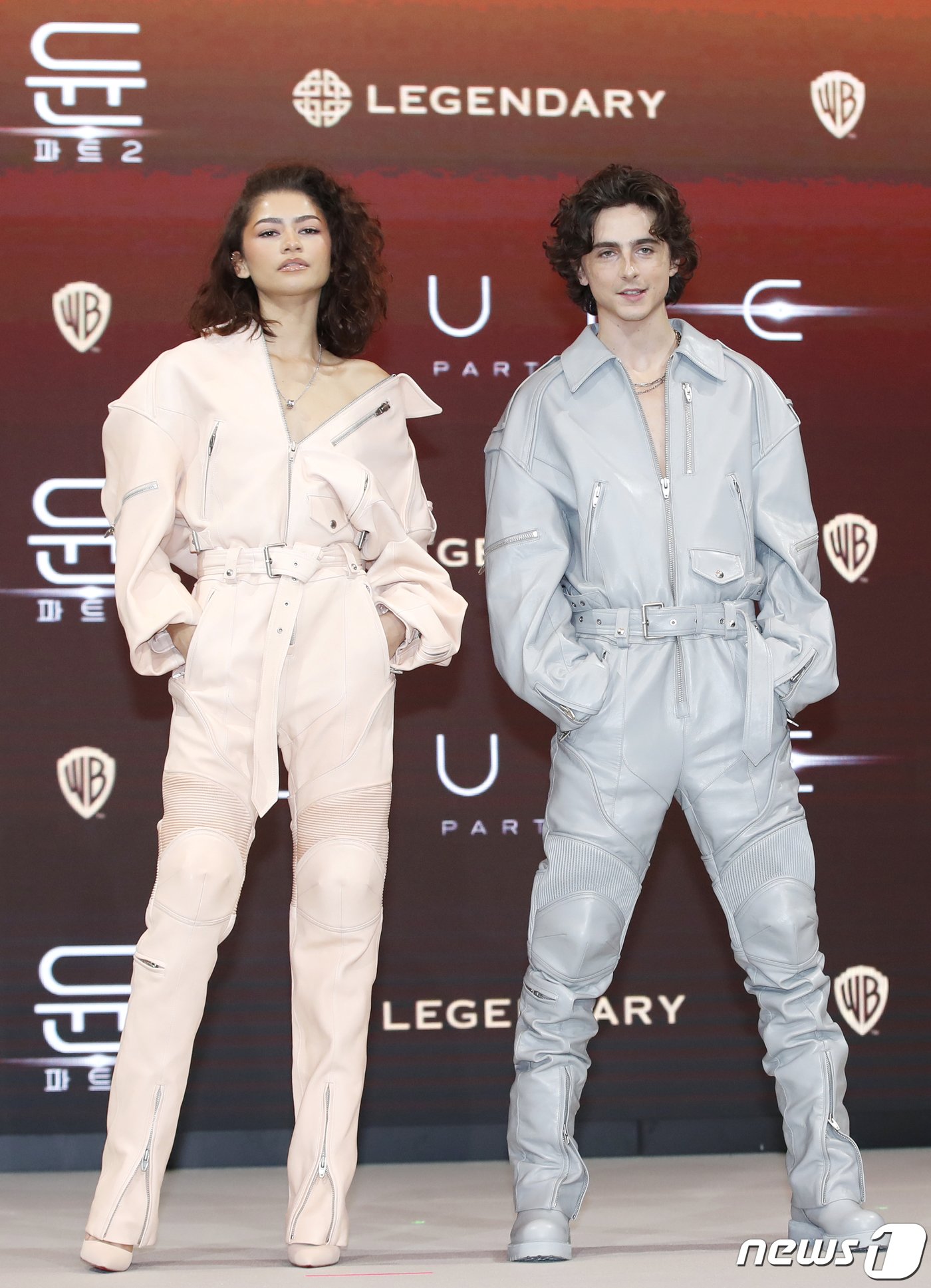 본문 이미지 - 배우 젠데이아와 티모시 샬라메(오른쪽)가 21일 서울 영등포구 콘래드 서울 호텔에서 열린 영화 '듄: 파트2‘(감독 드니 빌뇌브) 내한 프레스 컨퍼런스에서 매력을 발산하고 있다. ⓒ News1 권현진 기자