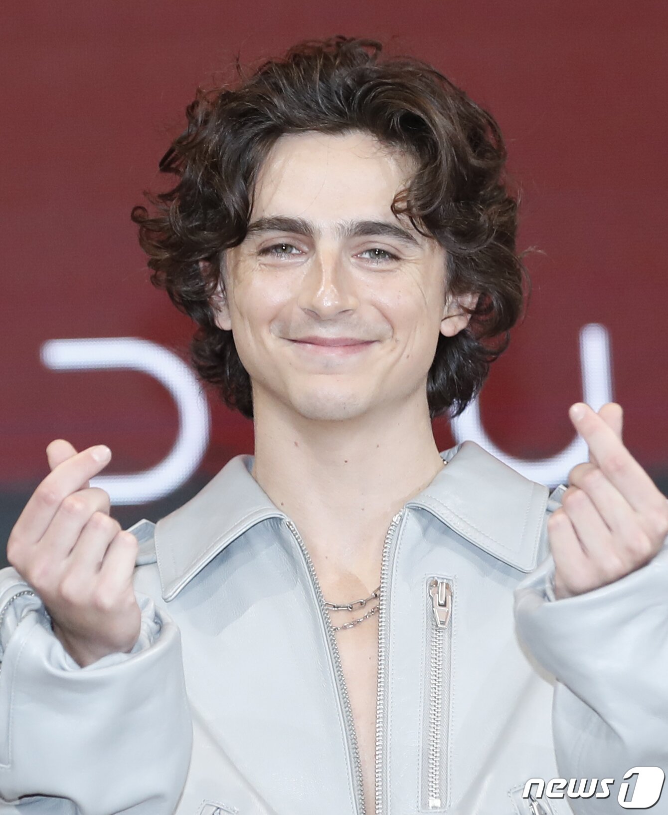 본문 이미지 - 배우 티모시 샬라메가 21일 서울 영등포구 콘래드 서울 호텔에서 열린 영화 '듄: 파트2‘(감독 드니 빌뇌브) 내한 프레스 컨퍼런스에서 포즈를 취하고 있다. '듄: 파트2'는 자신의 능력을 깨닫고 각성한 폴(티모시 샬라메 분)이 복수를 위한 여정에서 전사의 운명을 찾아 나가는 액션 블록버스터다. 2024.2.21./뉴스1 ⓒ News1 권현진 기자