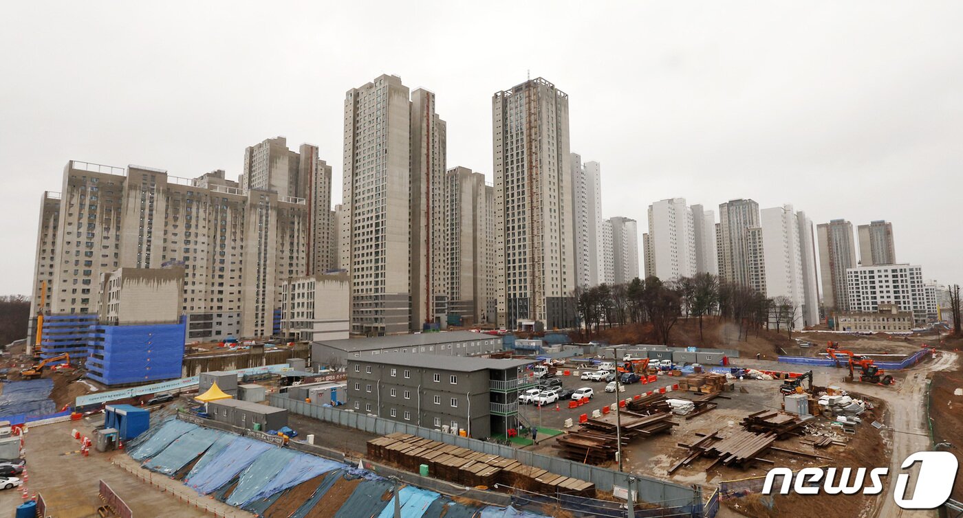 본문 이미지 - 21일 오후 서울 송파구 둔촌주공 재건축 건설현장의 모습.  2024.2.21/뉴스1 ⓒ News1 장수영 기자
