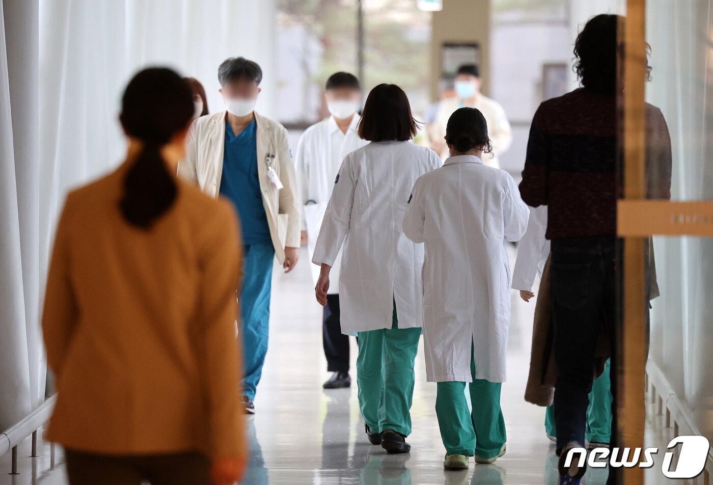 본문 이미지 - 정부의 의대 정원 확대에 반발하는 전공의들의 집단 진료거부로 인한 의료대란이 우려되고 있는 21일 오후 서울의 한 대학병원에서 의료진들이 이동하고 있다. 2024.2.21/뉴스1 ⓒ News1 김진환 기자