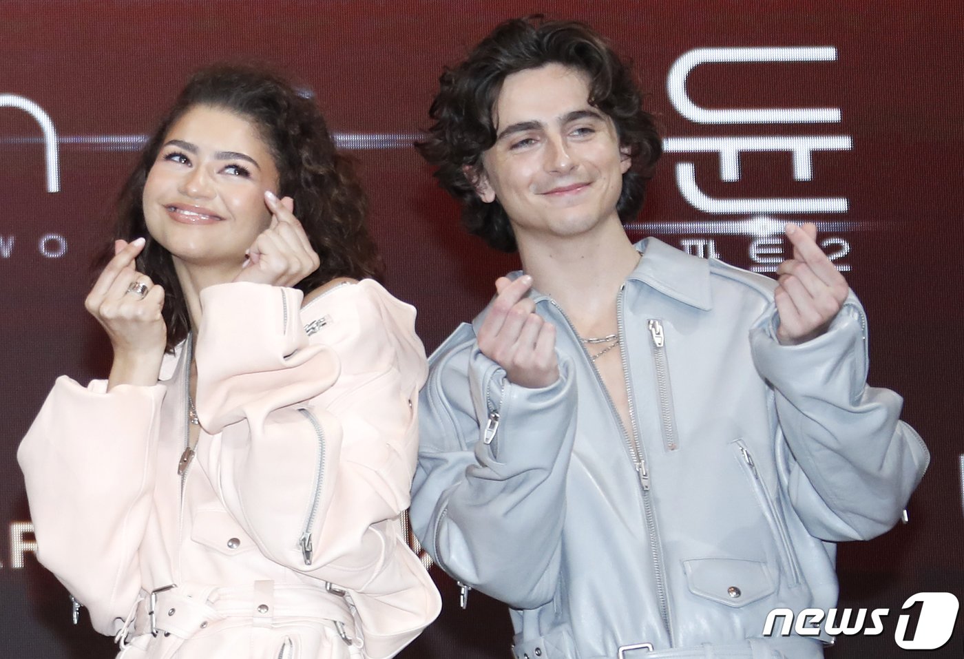 본문 이미지 - 배우 젠데이아와 티모시 샬라메(오른쪽)가 21일 서울 영등포구 콘래드 서울 호텔에서 열린 영화 '듄: 파트2‘(감독 드니 빌뇌브) 내한 프레스 컨퍼런스에서 케이 하트를 그리고 있다. ⓒ News1 권현진 기자