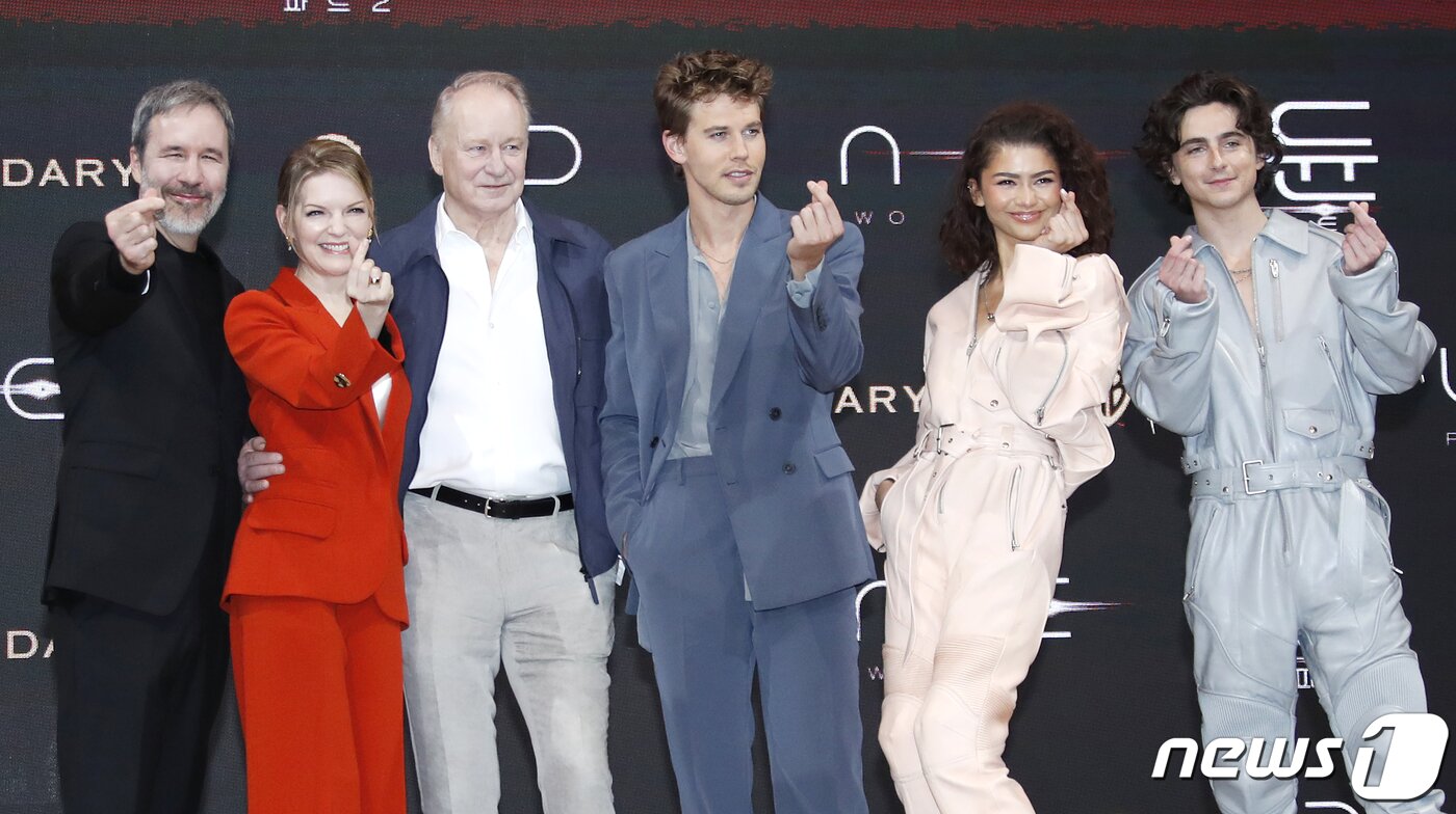 본문 이미지 - 21일 서울 영등포구 콘래드 서울 호텔에서 열린 영화 '듄: 파트2‘(감독 드니 빌뇌브) 내한 프레스 컨퍼런스에서 영화 주역들이 포즈를 취하고 있다. '듄: 파트2'는 자신의 능력을 깨닫고 각성한 폴(티모시 샬라메 분)이 복수를 위한 여정에서 전사의 운명을 찾아 나가는 액션 블록버스터다. 2024.2.21./뉴스1 ⓒ News1 권현진 기자