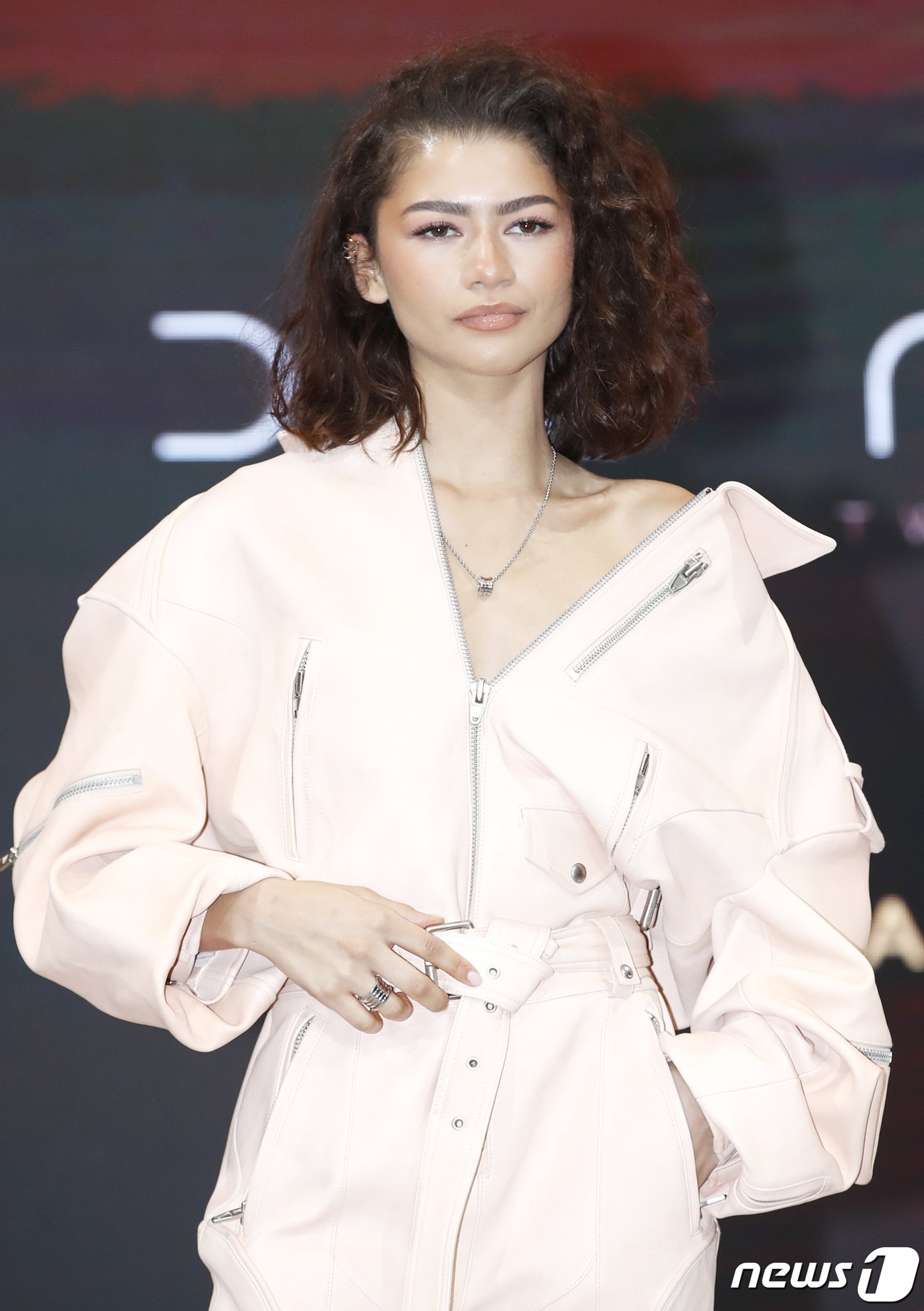 본문 이미지 - 배우 젠데이아가 21일 서울 영등포구 콘래드 서울 호텔에서 열린 영화 '듄: 파트2‘(감독 드니 빌뇌브) 내한 프레스 컨퍼런스에서 포즈를 취하고 있다. ⓒ News1 권현진 기자