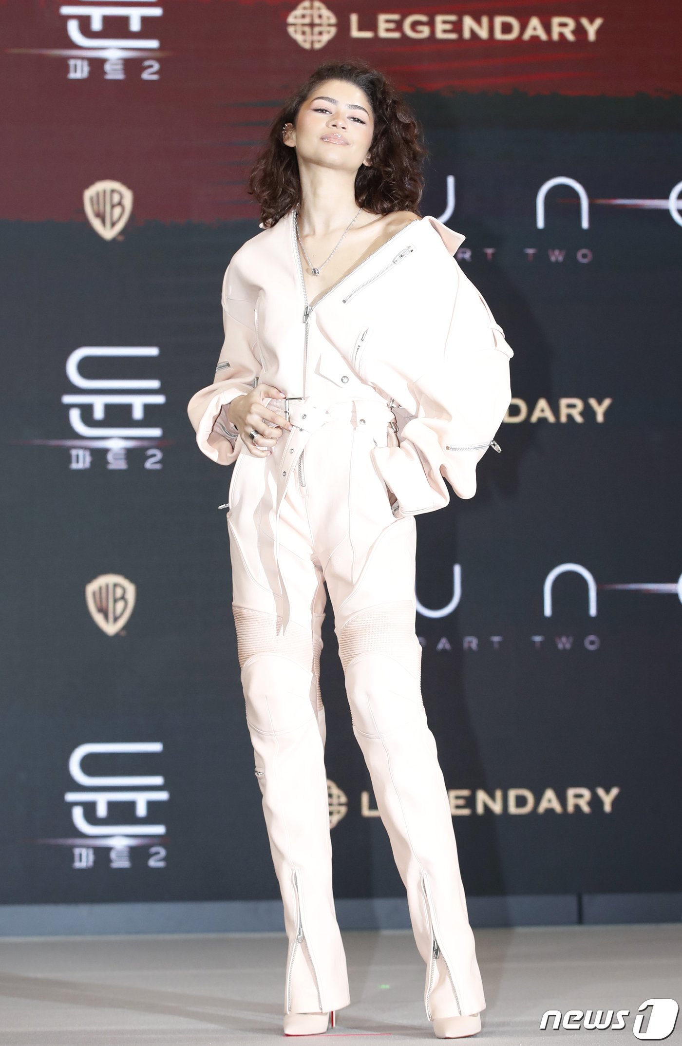 본문 이미지 - 배우 젠데이아가 21일 서울 영등포구 콘래드 서울 호텔에서 열린 영화 '듄: 파트2‘(감독 드니 빌뇌브) 내한 프레스 컨퍼런스에서 매력을 발산하고 있다. ⓒ News1 권현진 기자