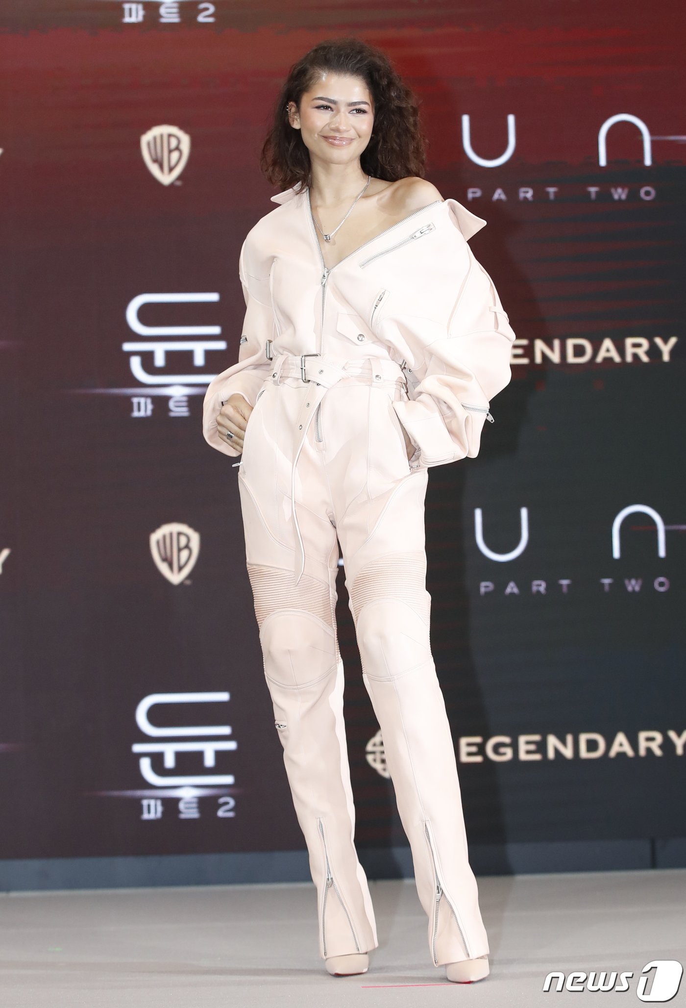 본문 이미지 - 배우 젠데이아가 21일 서울 영등포구 콘래드 서울 호텔에서 열린 영화 '듄: 파트2‘(감독 드니 빌뇌브) 내한 프레스 컨퍼런스에서 포즈를 취하고 있다. ⓒ News1 권현진 기자