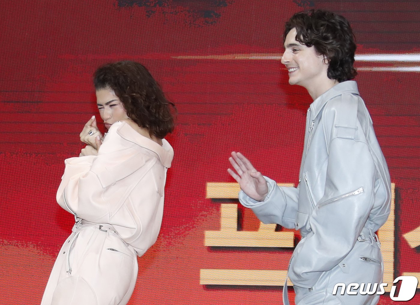 본문 이미지 - 배우 젠데이아와 티모시 샬라메(오른쪽)가 21일 서울 영등포구 콘래드 서울 호텔에서 열린 영화 '듄: 파트2‘ 내한 프레스 컨퍼런스에서 케이 하트로 인사를 전하고 있다. ⓒ News1 권현진 기자