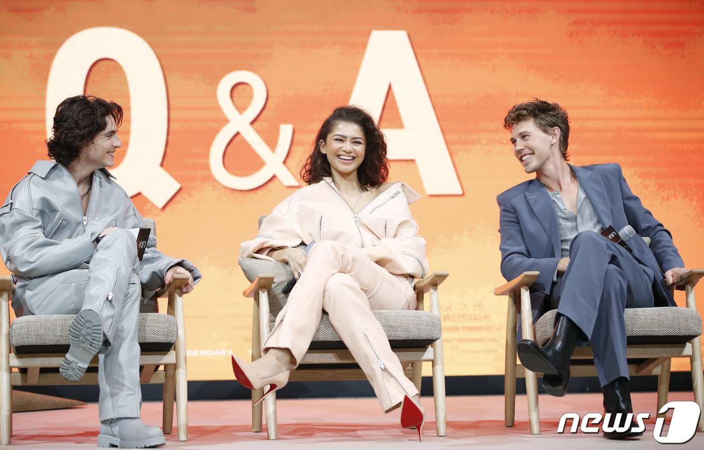 본문 이미지 - 배우 티모시 샬라메(왼쪽부터)와 젠데이아, 오스틴 버틀러가 21일 서울 영등포구 콘래드 서울 호텔에서 열린 영화 '듄: 파트2‘ 내한 프레스 컨퍼런스에서 환한 미소를 짓고 있다. ⓒ News1 권현진 기자