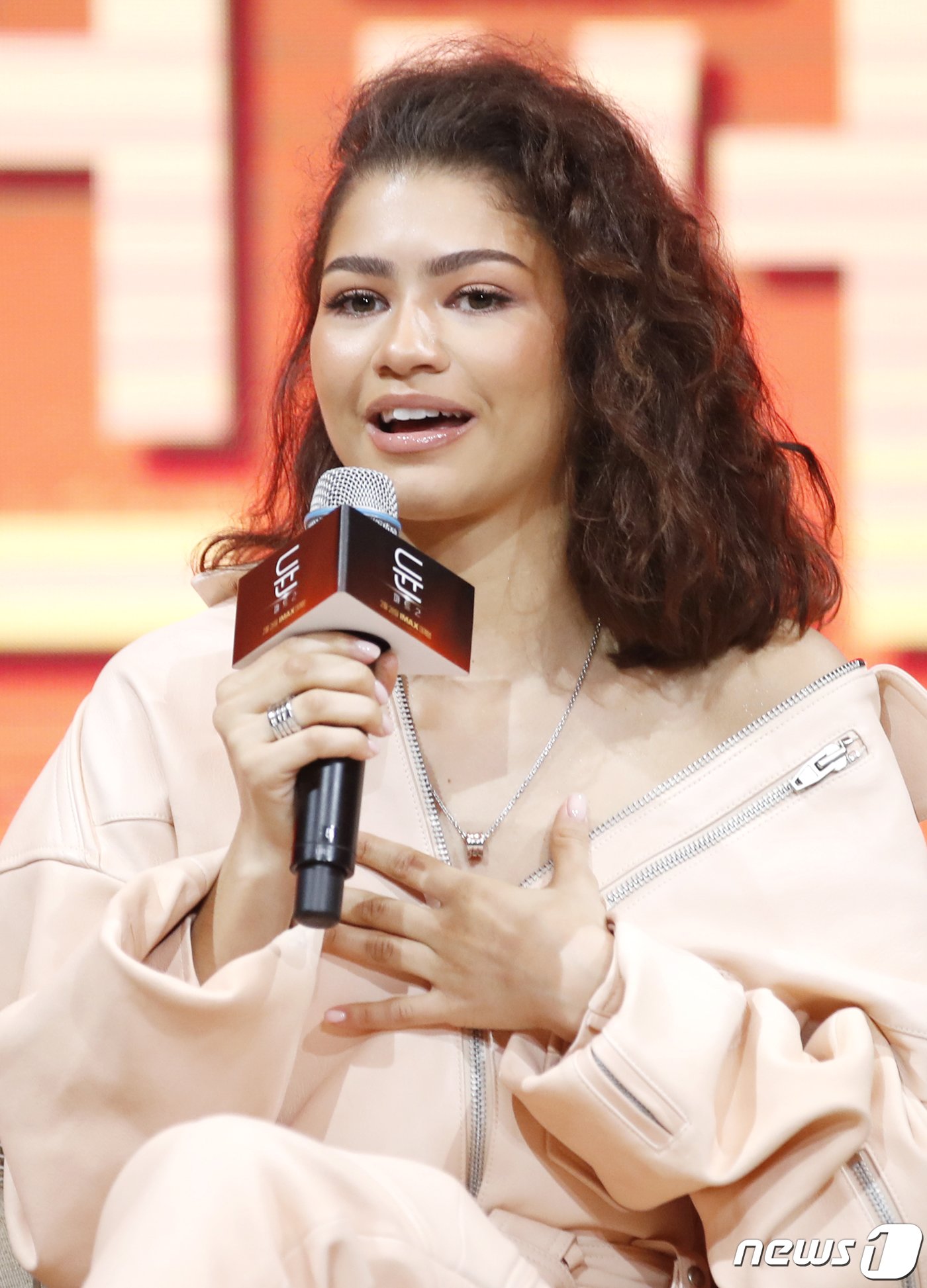 본문 이미지 - 배우 젠데이아가 21일 서울 영등포구 콘래드 서울 호텔에서 열린 영화 '듄: 파트2‘ 내한 프레스 컨퍼런스에서 인사말을 하고 있다. ⓒ News1 권현진 기자