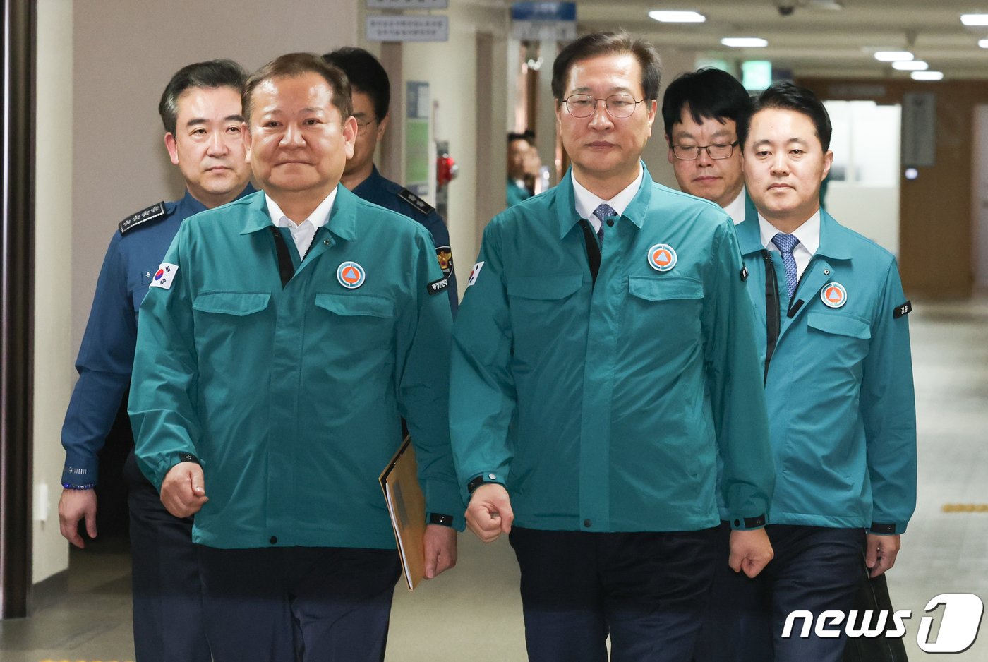 이상민 행정안전부 장관과 박성재 법무부 장관이 21일 서울 종로구 정부서울청사에서 의료계 집단행동 관련 관계부처 합동브리핑을 하기 위해 입장하고 있다. 왼쪽부터 윤희근 경찰청장, 이상민 행정안전부 장관, 박성재 법무부 장관, 신자용 대검찰청 차장검사. 2024.2.21/뉴스1 ⓒ News1 허경 기자