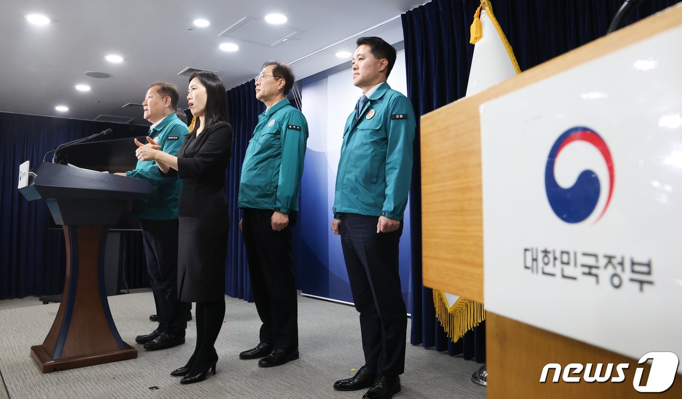 이상민 행정안전부 장관과 박성재 법무부 장관이 21일 서울 종로구 정부서울청사에서 의료계 집단행동 관련 관계부처 합동브리핑을 하고 있다. 2024.2.21/뉴스1 ⓒ News1 허경 기자