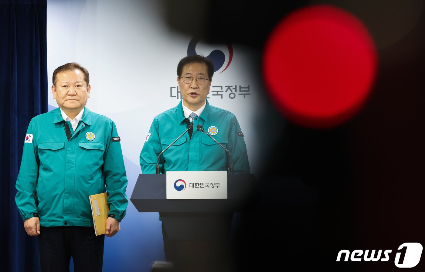 본문 이미지 - 이상민 행정안전부 장관과 박성재 법무부 장관이 21일 서울 종로구 정부서울청사에서 의료계 집단행동 관련 관계부처 합동브리핑을 하고 있다. 2024.2.21/뉴스1 ⓒ News1 허경 기자