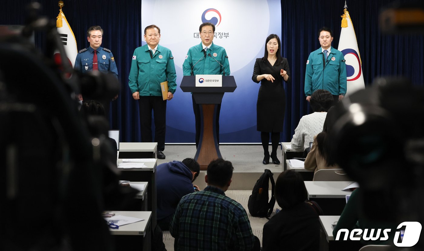본문 이미지 - 이상민 행정안전부 장관과 박성재 법무부 장관이 21일 서울 종로구 정부서울청사에서 의료계 집단행동 관련 관계부처 합동브리핑을 하고 있다. 왼쪽부터 윤희근 경찰청장, 이상민 행정안전부 장관, 박성재 법무부 장관, 신자용 대검찰청 차장검사. 2024.2.21/뉴스1 ⓒ News1 허경 기자