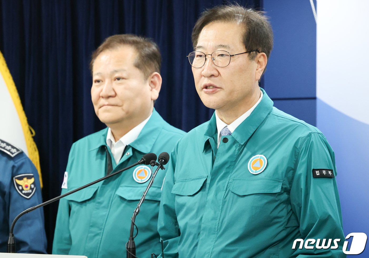 본문 이미지 - 박성재 법무부 장관이 21일 서울 종로구 정부서울청사에서 의료계 집단행동 관련 관계부처 합동브리핑을 하고 있다. 왼쪽은 이상민 행정안전부 장관. 2024.2.21/뉴스1 ⓒ News1 허경 기자