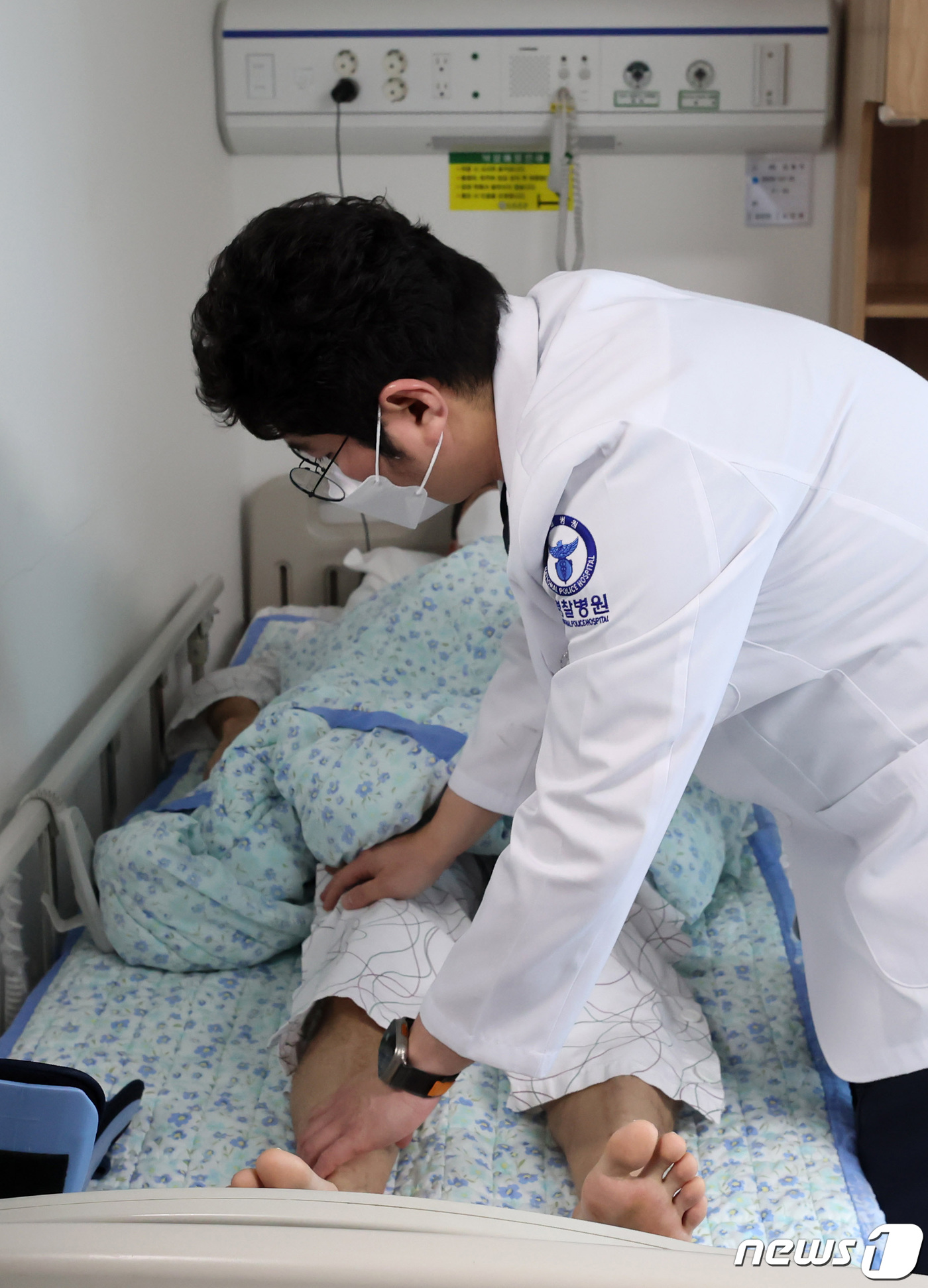 (서울=뉴스1) 장수영 기자 = 정부의 의대 정원 확대에 반발하는 전공의(인턴·레지던트)들이 집단으로 진료를 거부 중인 21일 오후 서울 송파구 경찰병원 의사가 입원 환자를 치료하 …