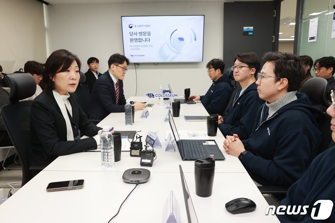 본문 이미지 - 21일 콜로세움 코퍼레이션 본사에서 오영주 중소벤처기업부 장관과 콜로세움 경영진들이 간담회를 하고 있다.(중소벤처기업부 제공)