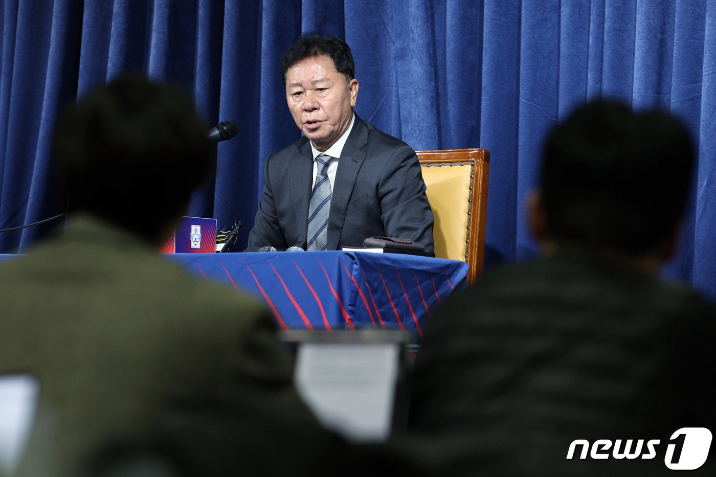 정해성 신임 국가대표 전력강화위원장이 21일 오후 서울 종로구 신문로 축구회관에서 가진 1차 전력강화위원회 관련 브리핑에서 취재진의 질문에 답하고 있다. 대한축구협회&#40;KFA&#41; 전력강화위원회는 이날 비공개 1차 전력강화위원회를 갖고 축구대표팀 신임 감독 선임 작업에 본격적으로 돌입했다. 2024.2.21/뉴스1 ⓒ News1 박정호 기자