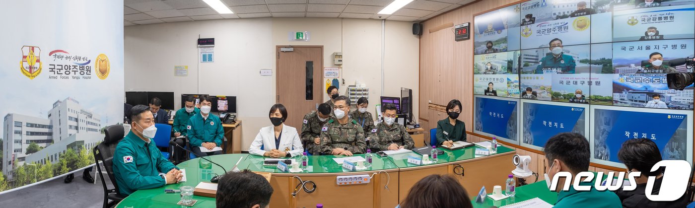 본문 이미지 - 신원식 국방부 장관이 21일 오전 경기도 양주시 국군양주병원에서 의무사령관 및 의무사 예하 군 병원장들과 화상회의를 하며 군병원 비상진료체계를 점검하고 있다. 군 당국은 정부의 의대 정원 확대 방침에 반발한 의료계의 집단행동으로 발생하는 의료공백 사태에 대응하기 위해 군 의료체계를 민간에 개방했다. (국방부 제공) 2024.2.21/뉴스1