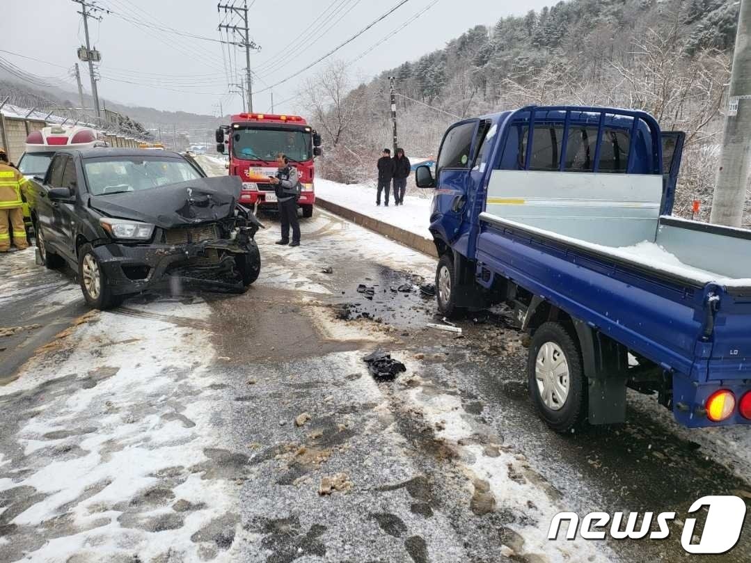 화천 사내면 명월리 도로 교통사고 현장.&#40;강원도소방본부 제공&#41;