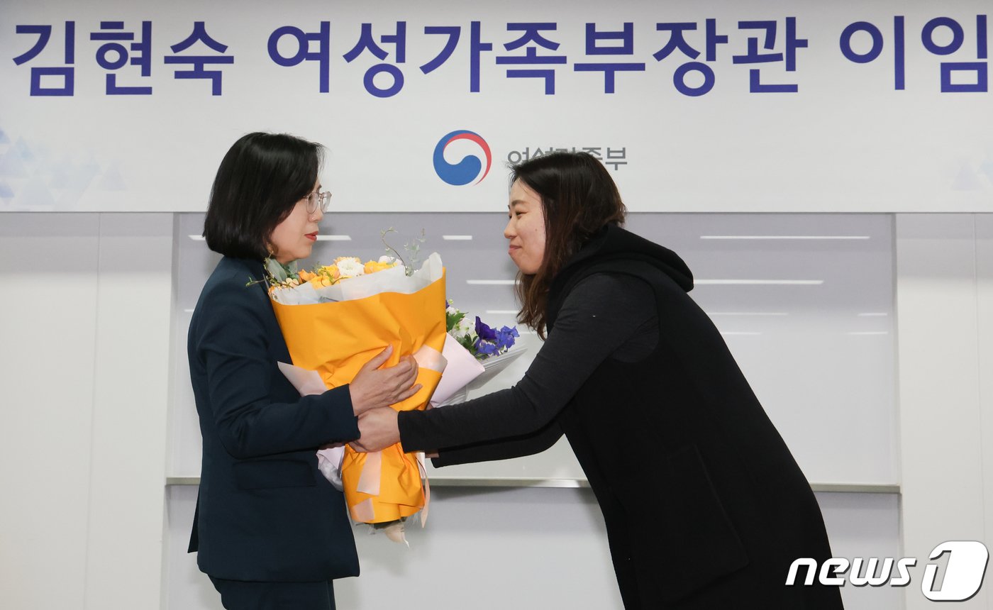 본문 이미지 - 김현숙 여성가족부 장관이 21일 서울 종로구 정부서울청사에서 열린 이임식에서 꽃다발을 받고 있다. 2024.2.21/뉴스1 ⓒ News1 허경 기자