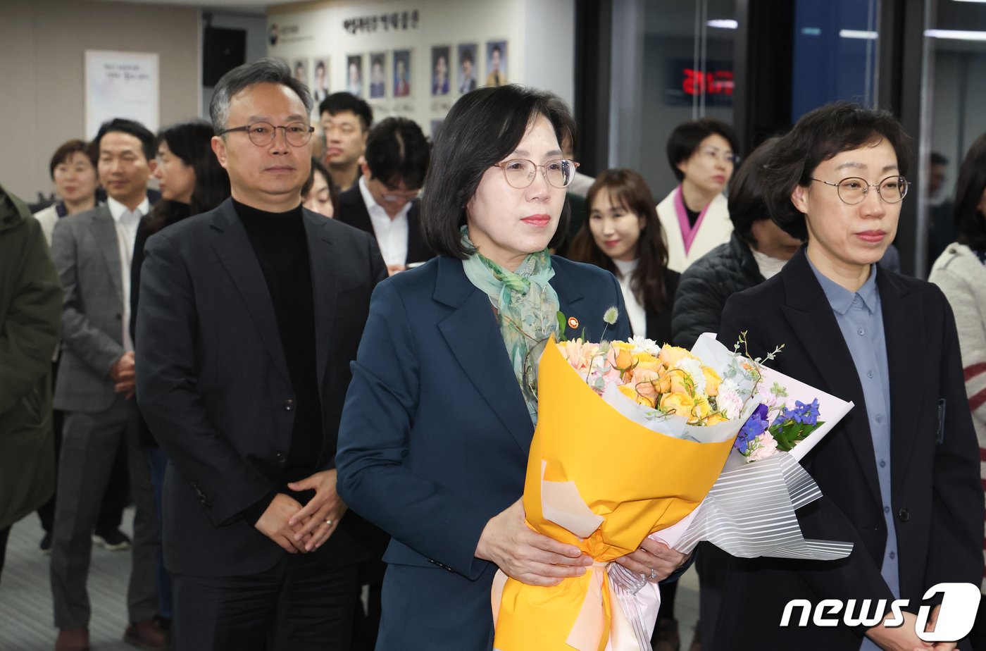 김현숙 여가부 장관이 21일 서울 종로구 정부서울청사에서 열린 이임식에서 꽃다발을 들고 있다. 2024.2.21/뉴스1 ⓒ News1 허경 기자