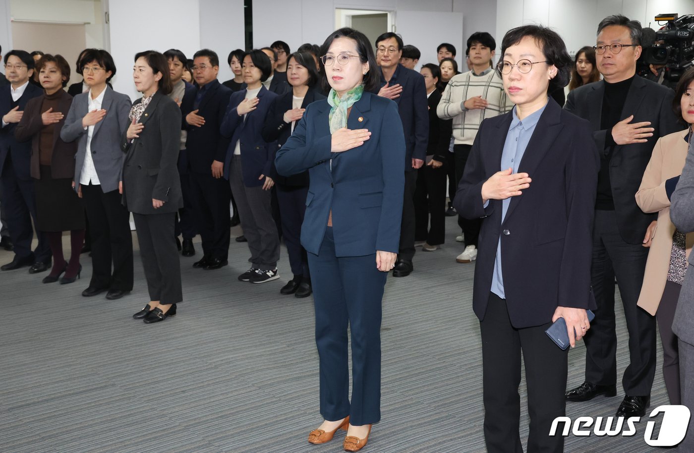 본문 이미지 - 김현숙 여성가족부 장관이 21일 서울 종로구 정부서울청사에서 열린 이임식에서 직원들과 함께 국민의례를 하고 있다. 2024.2.21/뉴스1 ⓒ News1 허경 기자