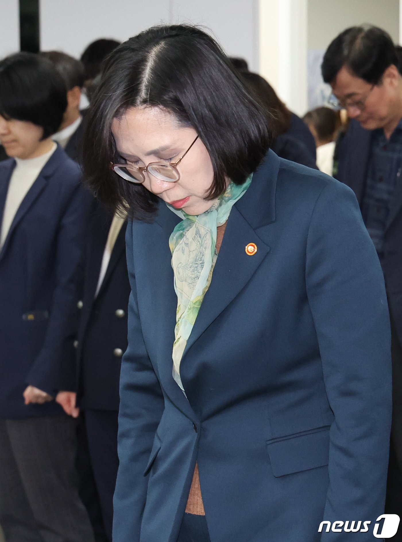 본문 이미지 - 김현숙 여성가족부 장관이 21일 서울 종로구 정부서울청사에서 열린 이임식에서 묵념하고 있다. 2024.2.21/뉴스1 ⓒ News1 허경 기자