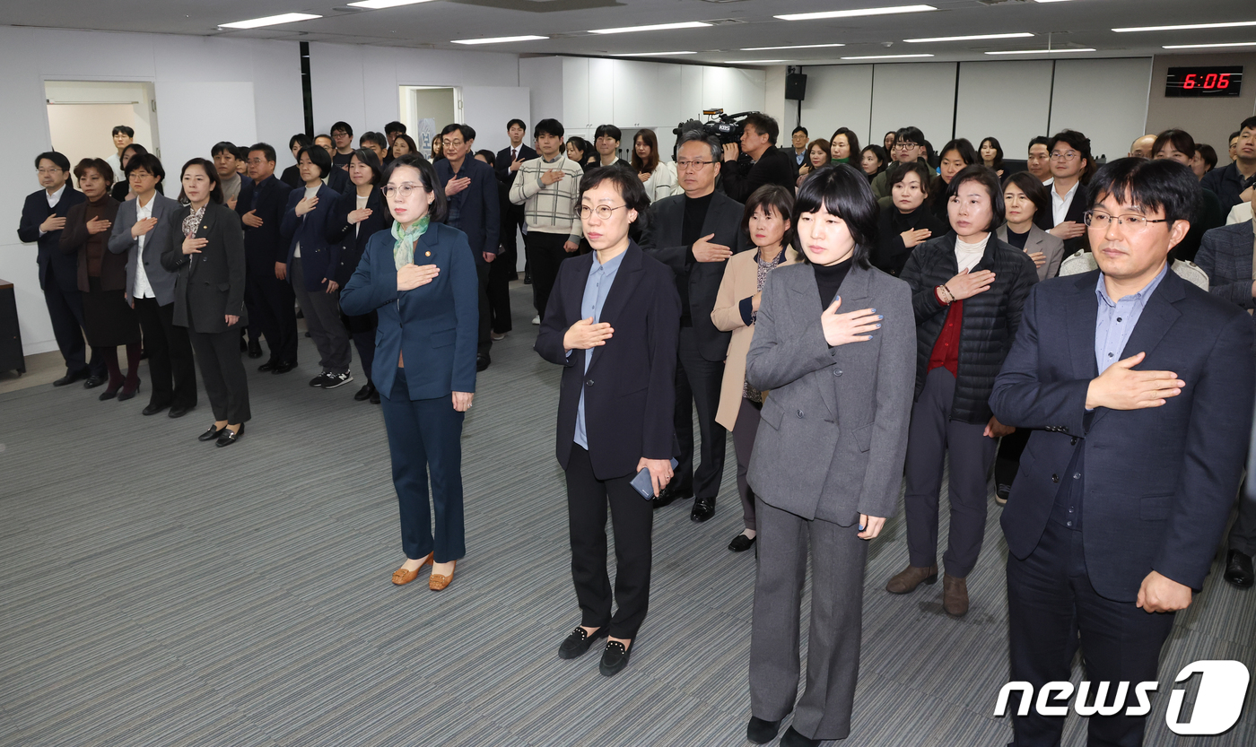 (서울=뉴스1) 허경 기자 = 김현숙 여성가족부 장관이 21일 서울 종로구 정부서울청사에서 열린 이임식에서 직원들과 함께 국민의례를 하고 있다. 2024.2.21/뉴스1