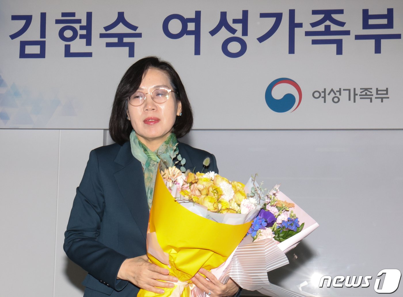 김현숙 여성가족부 장관이 지난 21일 서울 종로구 정부서울청사에서 열린 이임식에서 꽃다발을 받고 있다. 2024.2.21/뉴스1 ⓒ News1 허경 기자