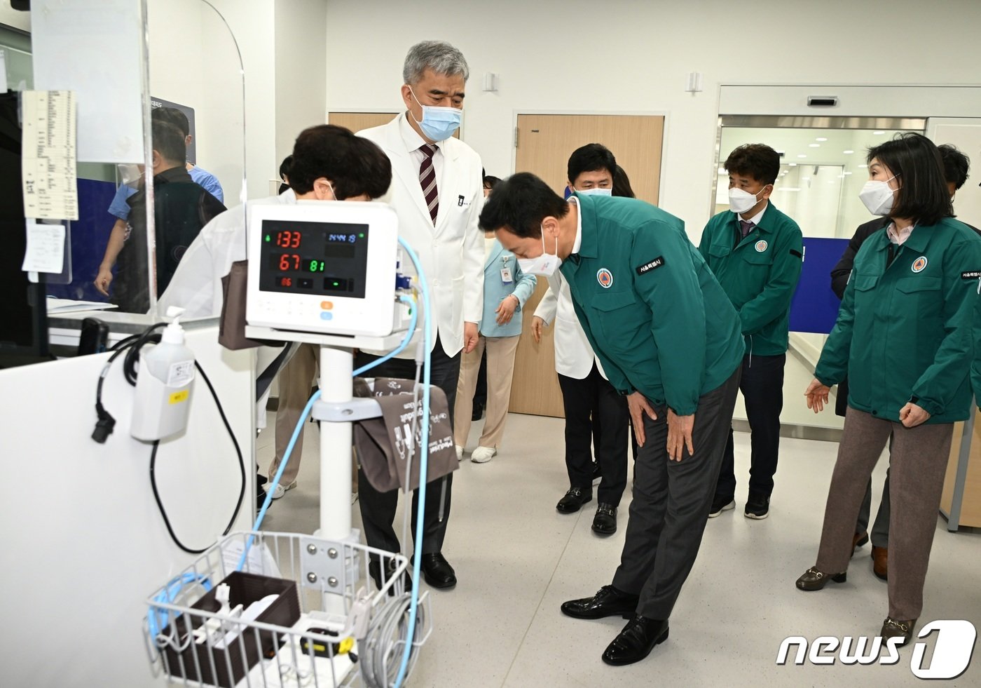 본문 이미지 - 21일 오후 서울의료원을 찾은 오세훈 서울시장이 권역의료센터, 심혈관의료센터 등을 둘러보고 박현경 서울의료원 공공의료본부장에게 감사인사를 전하고 있다(서울시 제공)
