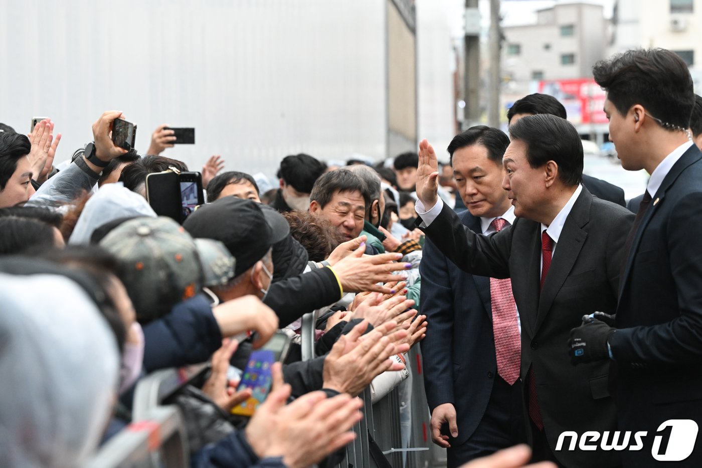 윤석열 대통령이 21일 울산 남구 신정시장을 방문해 상인과 인사를 나누고 있다. &#40;대통령실 제공&#41; 2024.2.21/뉴스1 ⓒ News1 오대일 기자