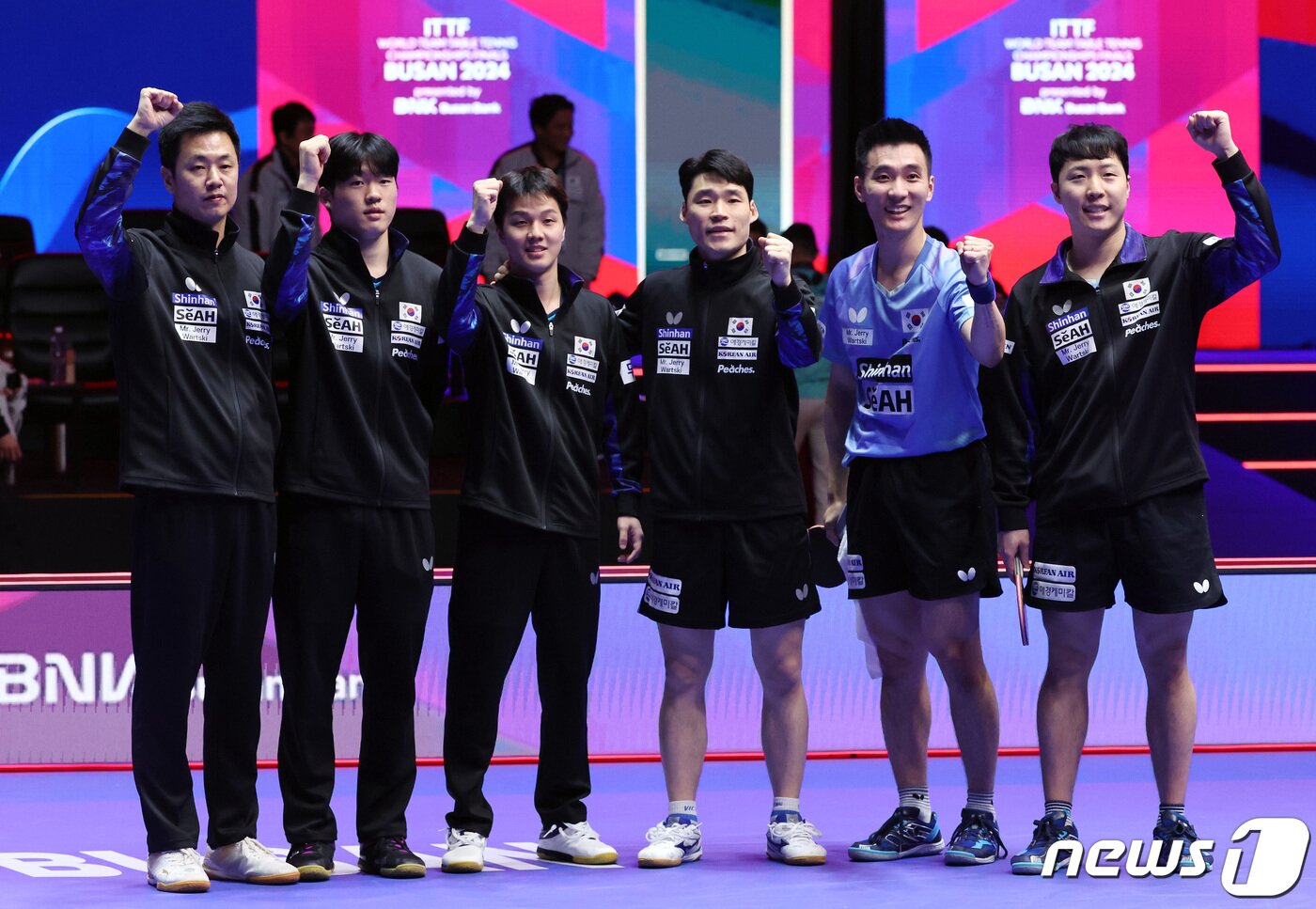 본문 이미지 - 주세혁 남자 탁구 국가대표팀 감독을 비롯한 선수들이 21일 오후 부산 해운대구 벡스코에서 열린 &#39;BNK부산은행 2024 부산세계탁구선수권대회&#39; 남자단체전 16강 대한민국과 인도의 경기에서 세트스코어 3대0으로 승리한 뒤 파이팅을 외치고 있다. 이로써 남자대표팀은 8강 진출팀에게 주어지는 2024 파리 올림픽 단체전 출전권을 획득했다. 2024.2.21/뉴스1 ⓒ News1 이동해 기자